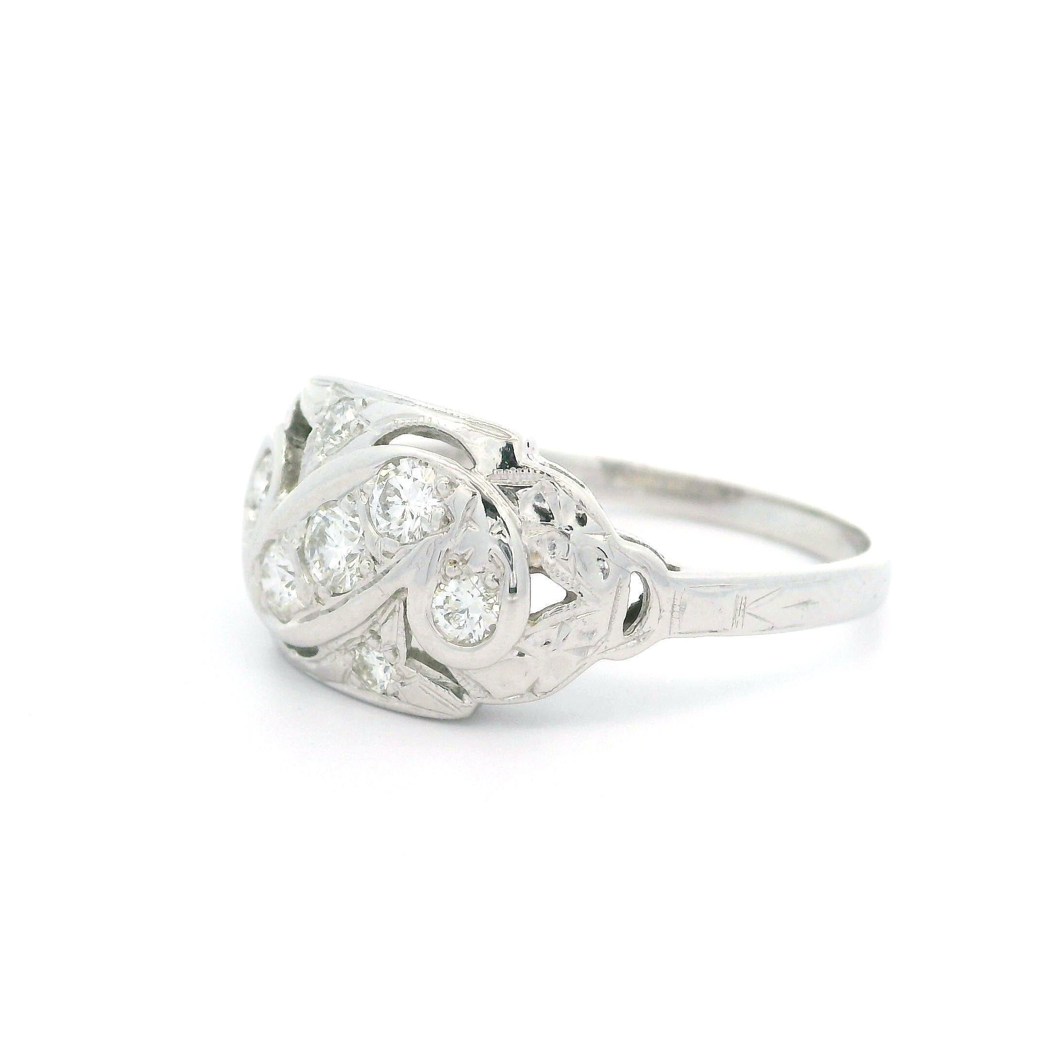 Detaillierter Vintage-Ring aus 14 Karat Weißgold mit 0,30 Karat Diamanten in hoher Qualität im Angebot 8