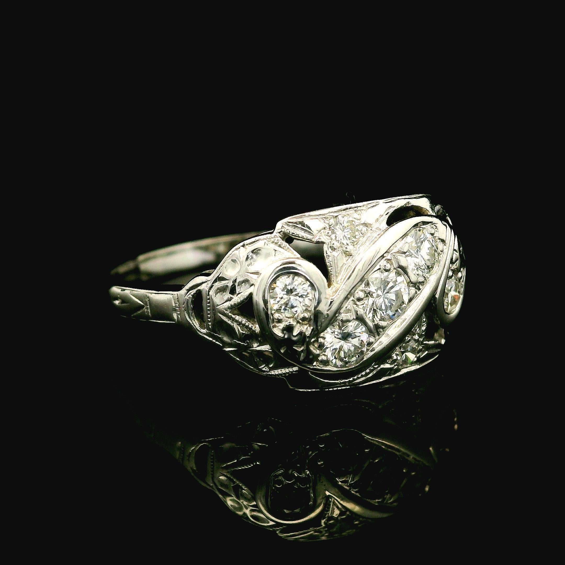 -- Stein(e) --
(7) Echte, natürliche Diamanten - runder Brillantschliff - Pave Set - Farbe F/G - Reinheit VS1/VS2 -0,30ctw (ca.)

MATERIAL: Massives 14k Weißgold
Gewicht: 3.64 Gramm
Ringgröße: 9.0 (Passt auf einen Finger. Wir können die Größe dieses