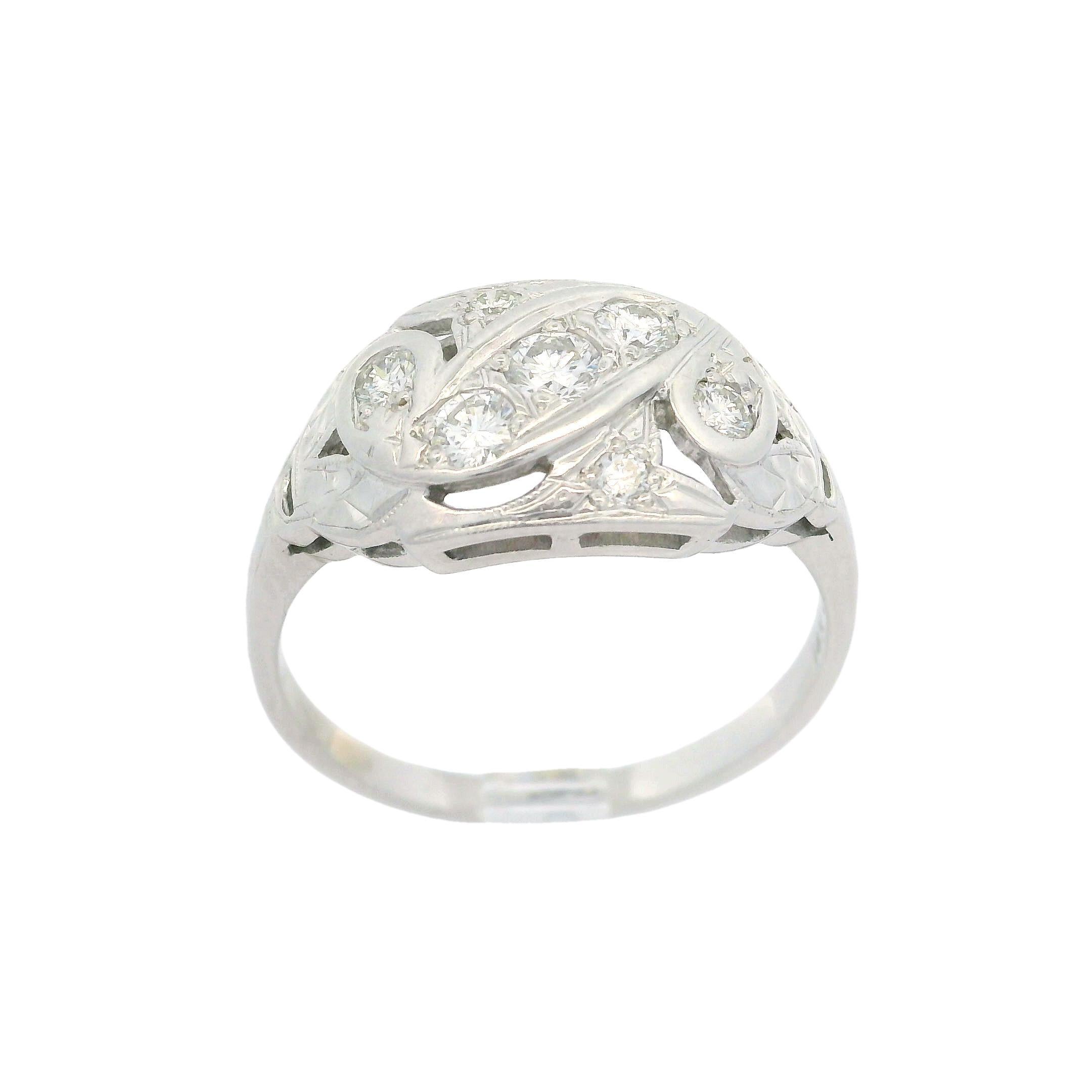 Detaillierter Vintage-Ring aus 14 Karat Weißgold mit 0,30 Karat Diamanten in hoher Qualität im Angebot 3