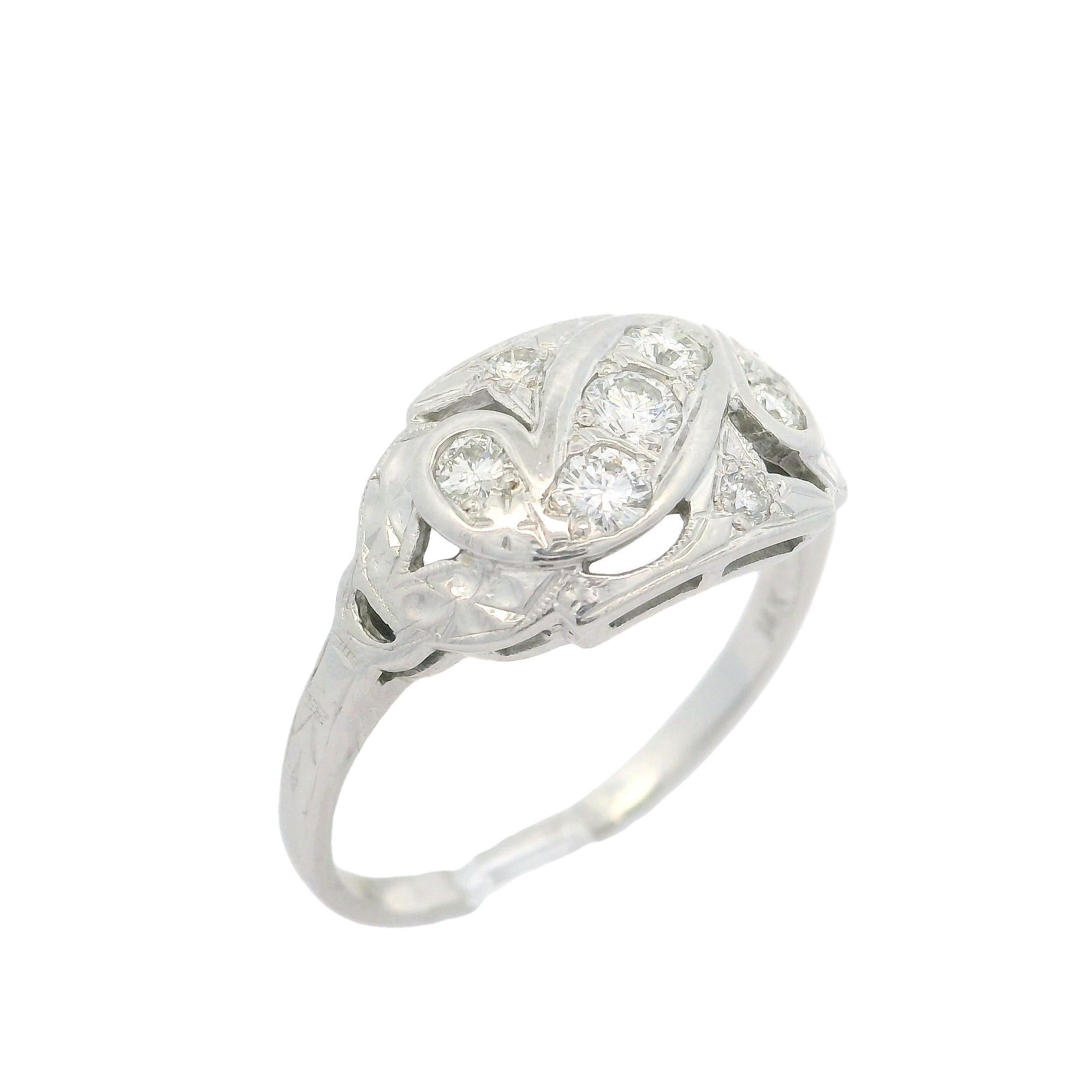 Detaillierter Vintage-Ring aus 14 Karat Weißgold mit 0,30 Karat Diamanten in hoher Qualität im Angebot 4
