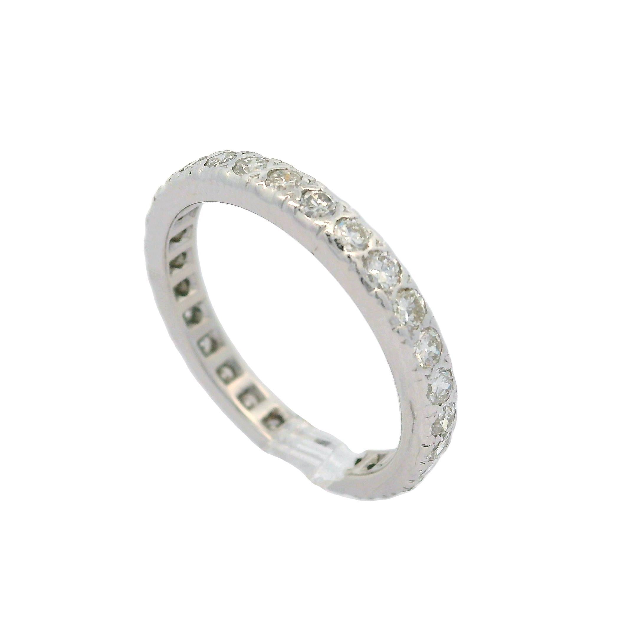 Anillo de eternidad vintage de oro blanco de 14k con diamantes pulidos y pavé de 0,60 ctw Talla 7,5 en venta 5