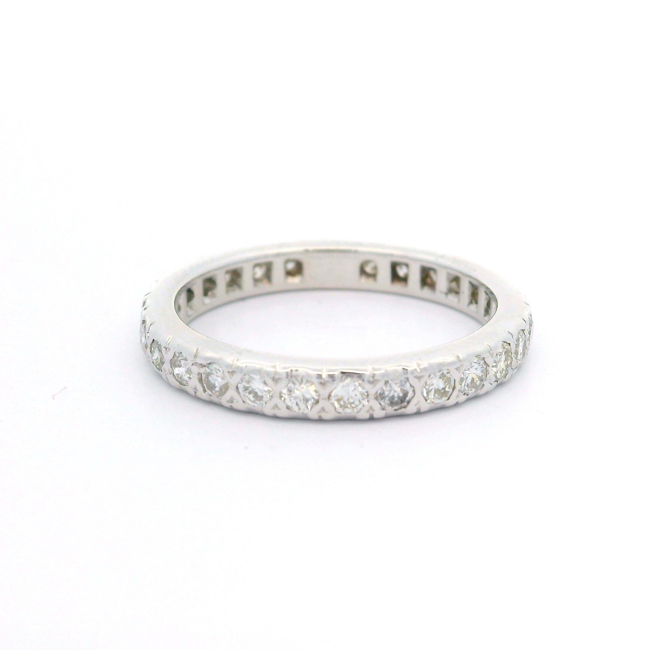 Anillo de eternidad vintage de oro blanco de 14k con diamantes pulidos y pavé de 0,60 ctw Talla 7,5 en venta 6