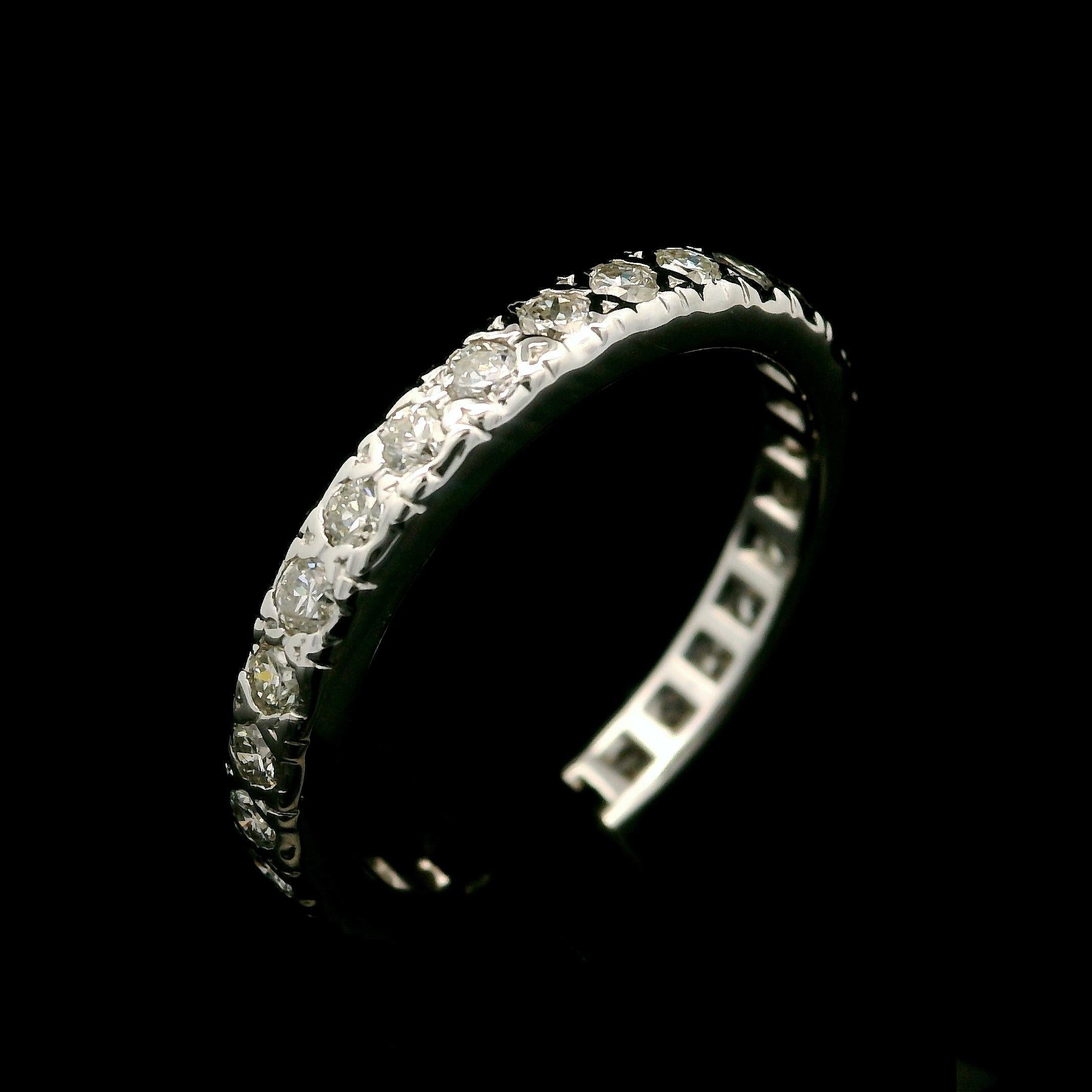 Anillo de eternidad vintage de oro blanco de 14k con diamantes pulidos y pavé de 0,60 ctw Talla 7,5 Corte redondo en venta
