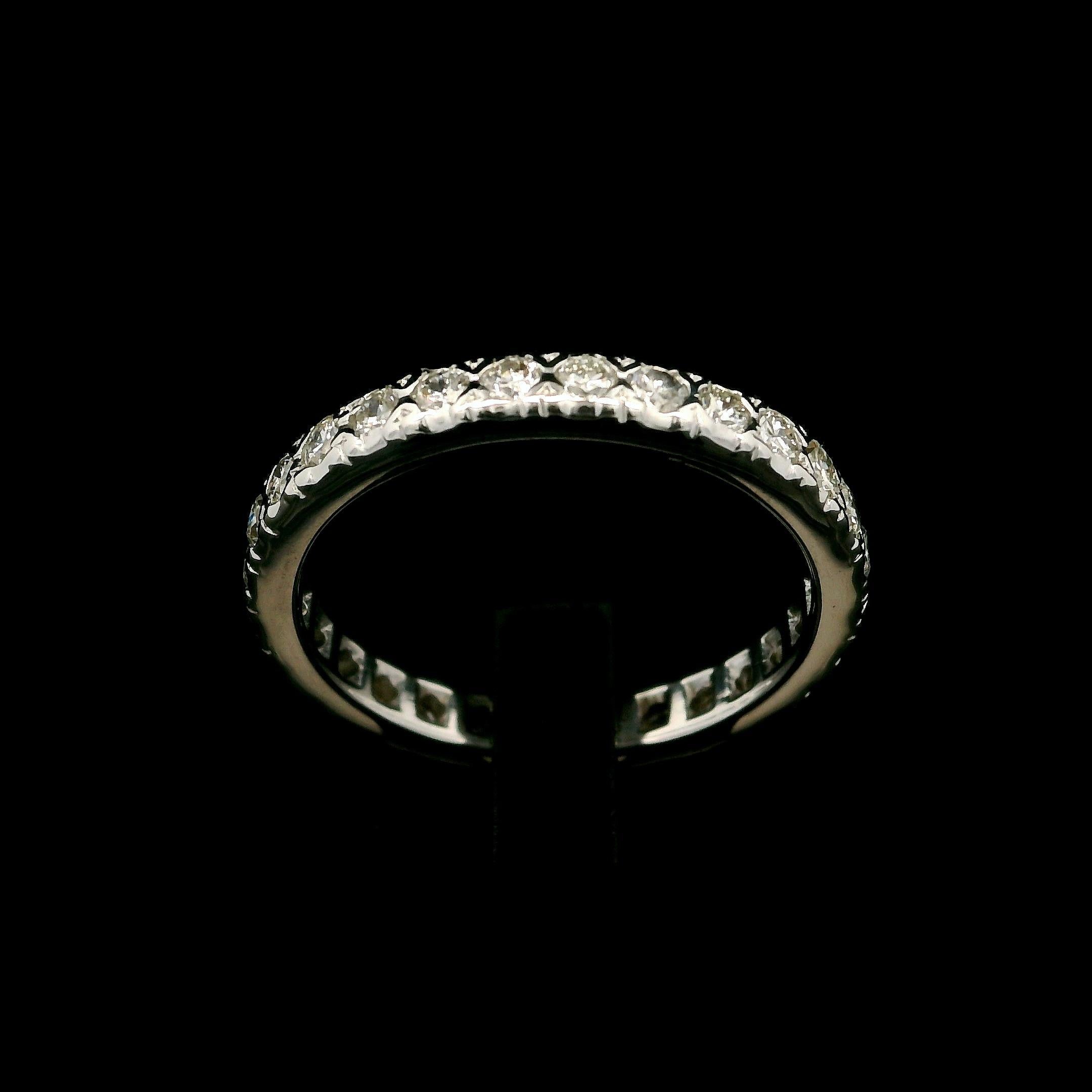 Anillo de eternidad vintage de oro blanco de 14k con diamantes pulidos y pavé de 0,60 ctw Talla 7,5 en Bueno estado para la venta en Montclair, NJ