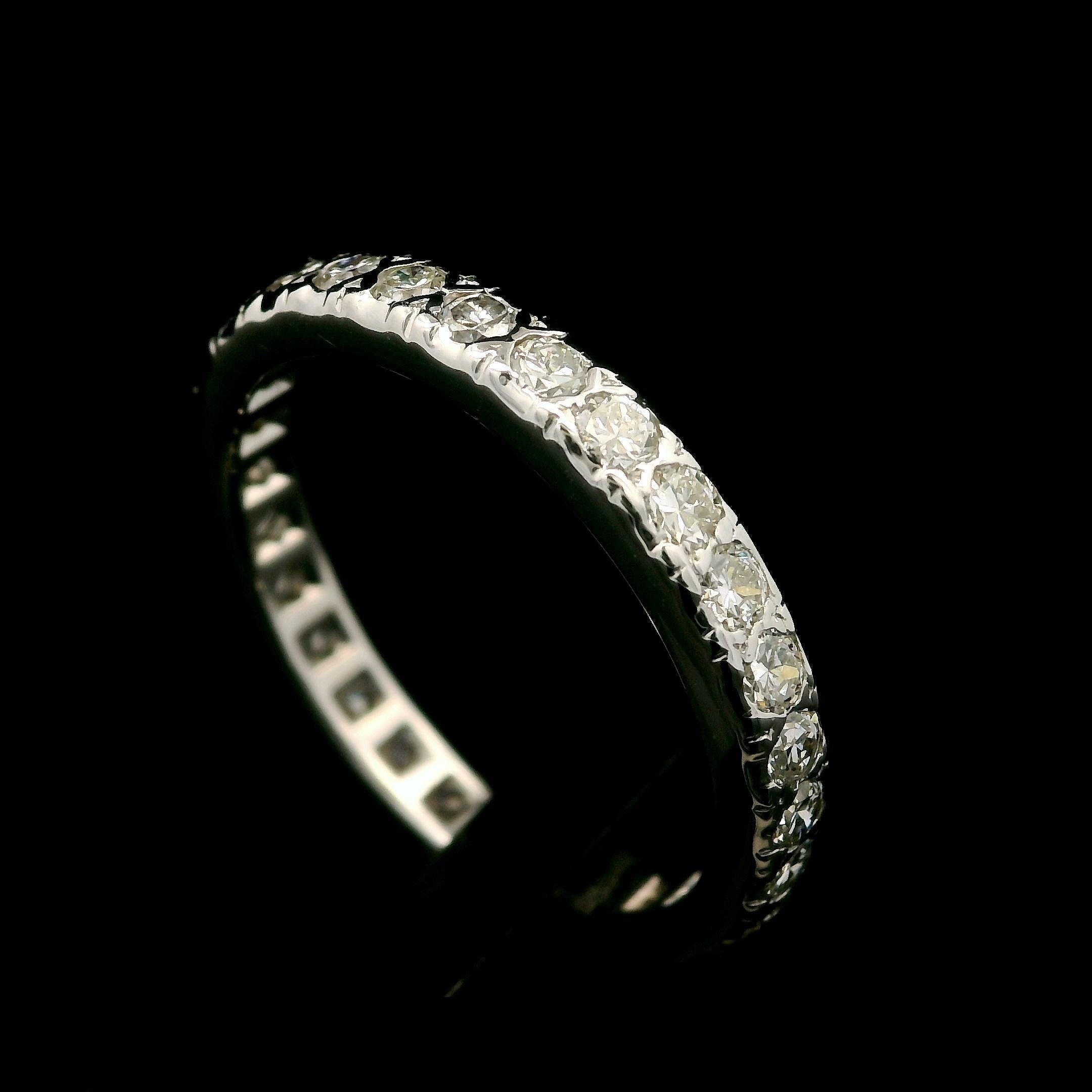 De las mujeres Anillo de eternidad vintage de oro blanco de 14k con diamantes pulidos y pavé de 0,60 ctw Talla 7,5 en venta