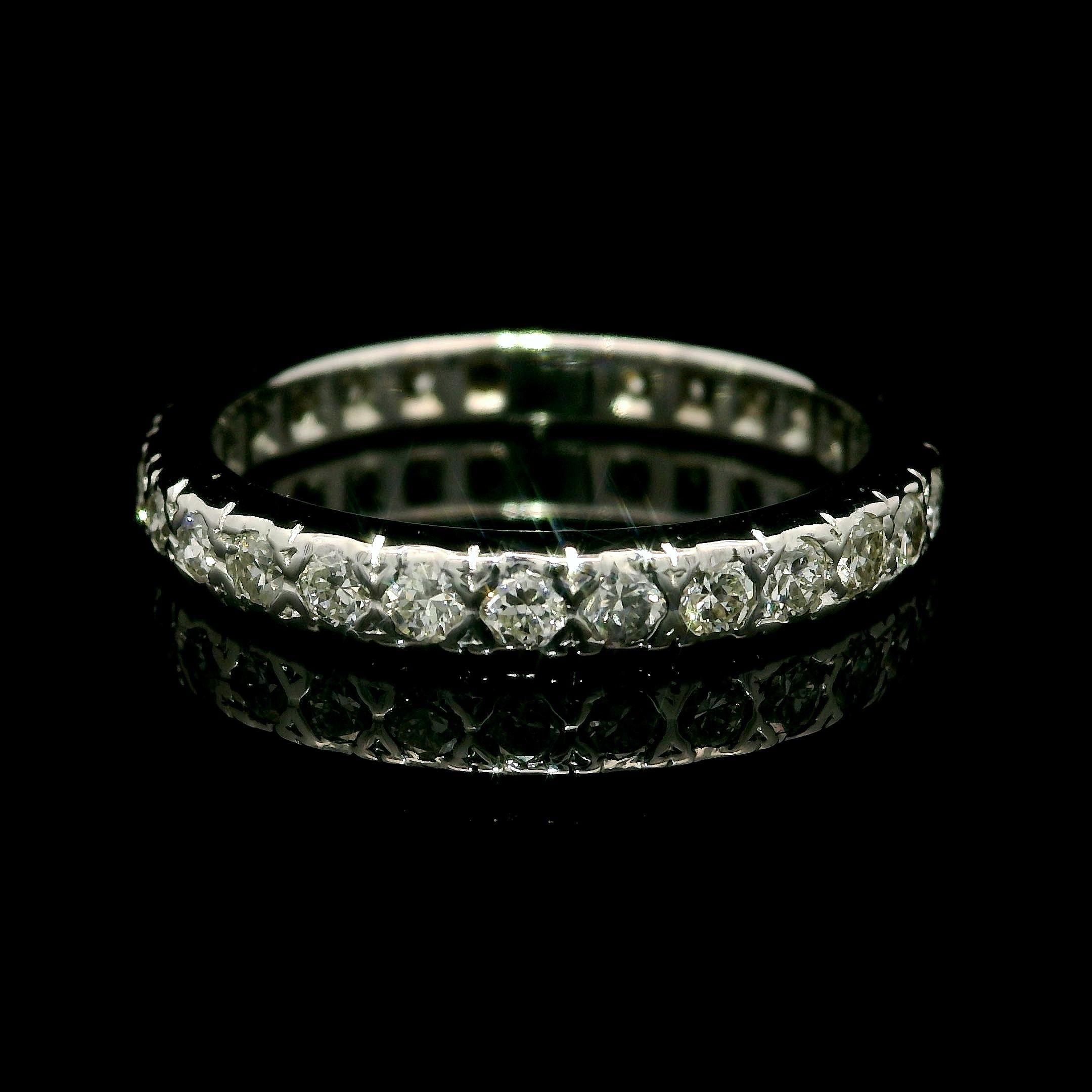 Anillo de eternidad vintage de oro blanco de 14k con diamantes pulidos y pavé de 0,60 ctw Talla 7,5 en venta 1