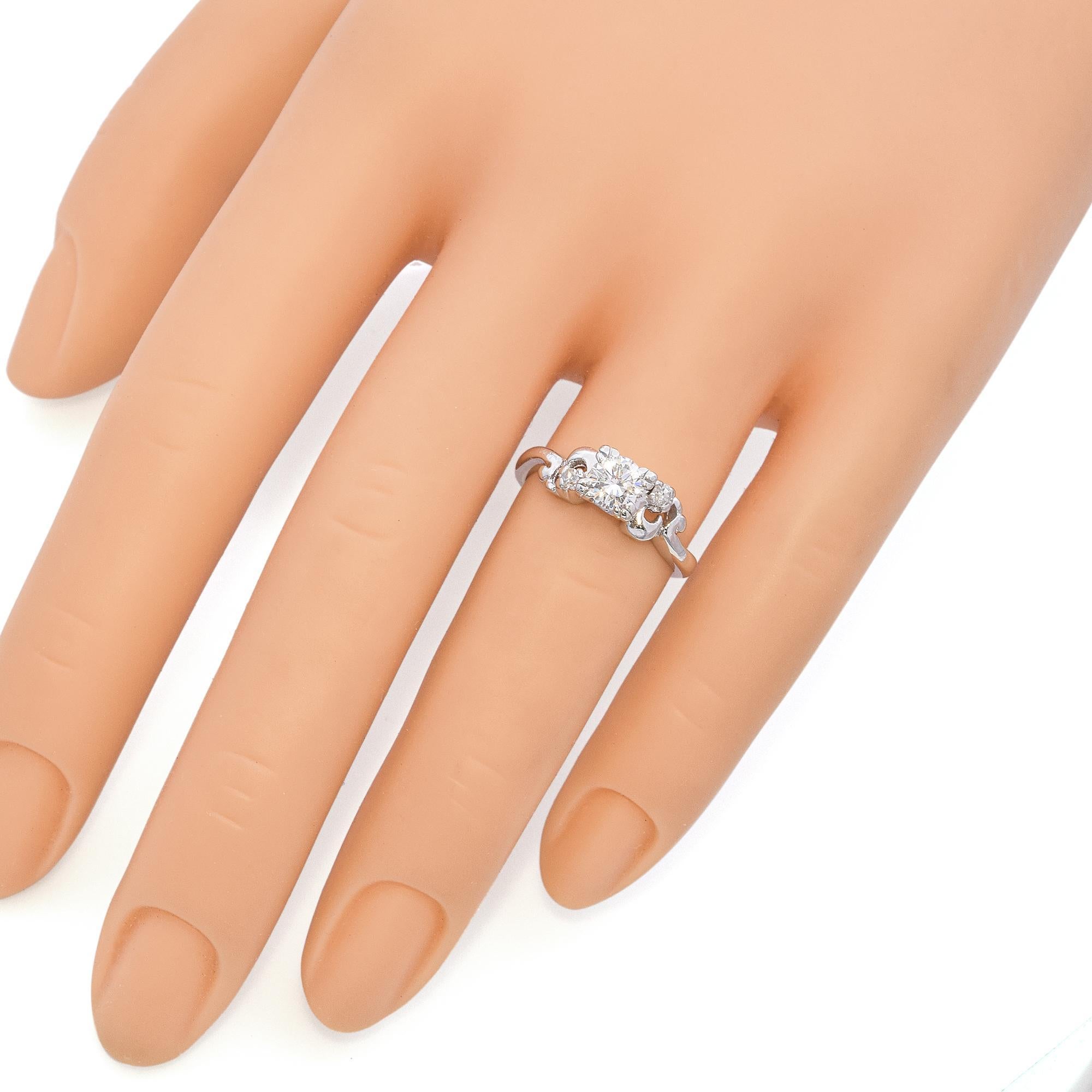Taglio brillante Anello di fidanzamento vintage in oro bianco 14k con diamante da 0,61 carati in vendita