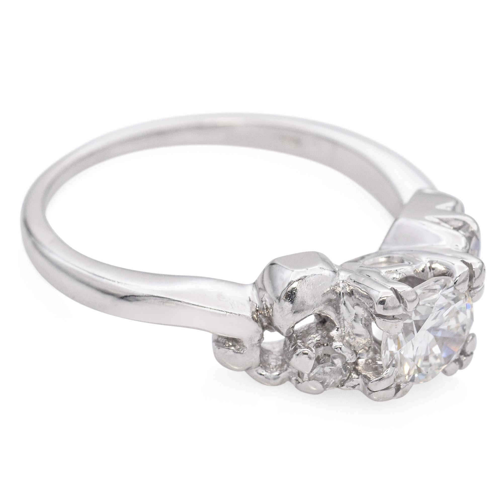 Donna Anello di fidanzamento vintage in oro bianco 14k con diamante da 0,61 carati in vendita