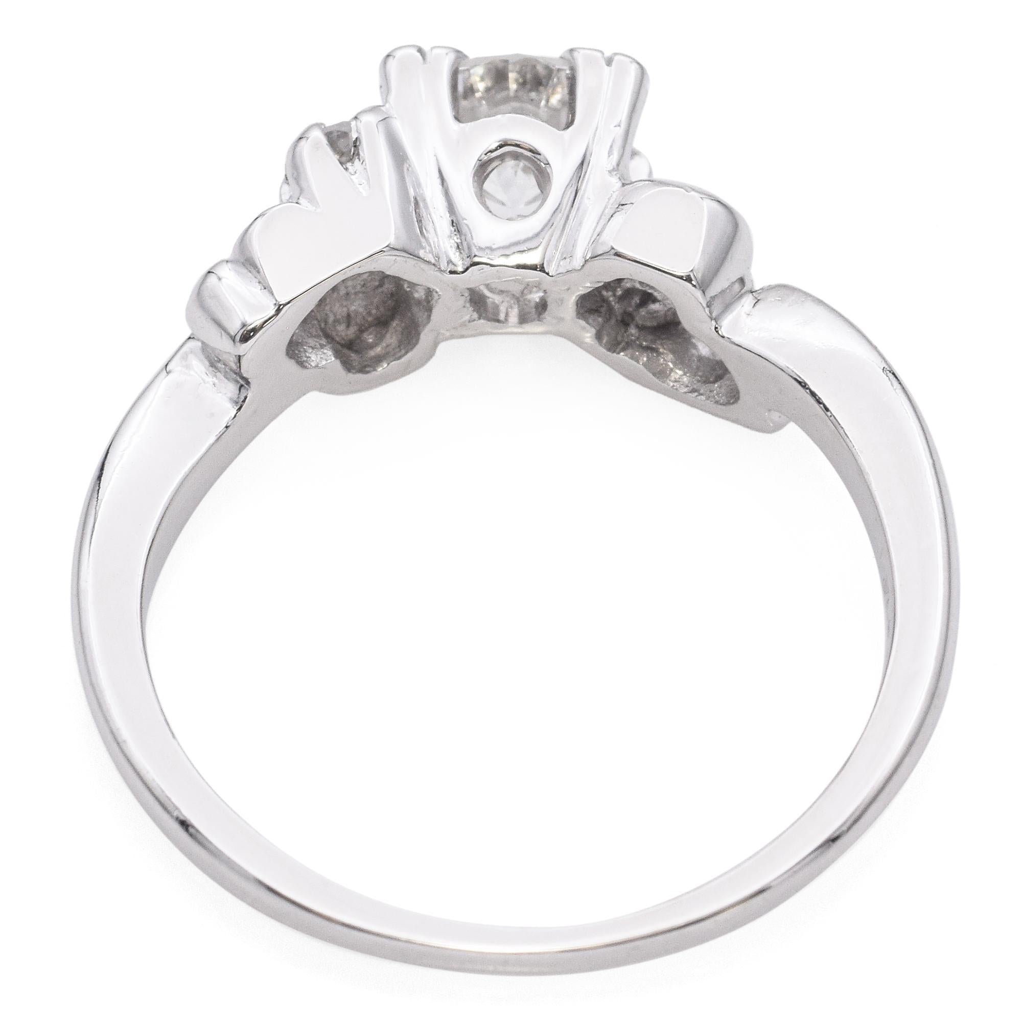 Anello di fidanzamento vintage in oro bianco 14k con diamante da 0,61 carati in vendita 1