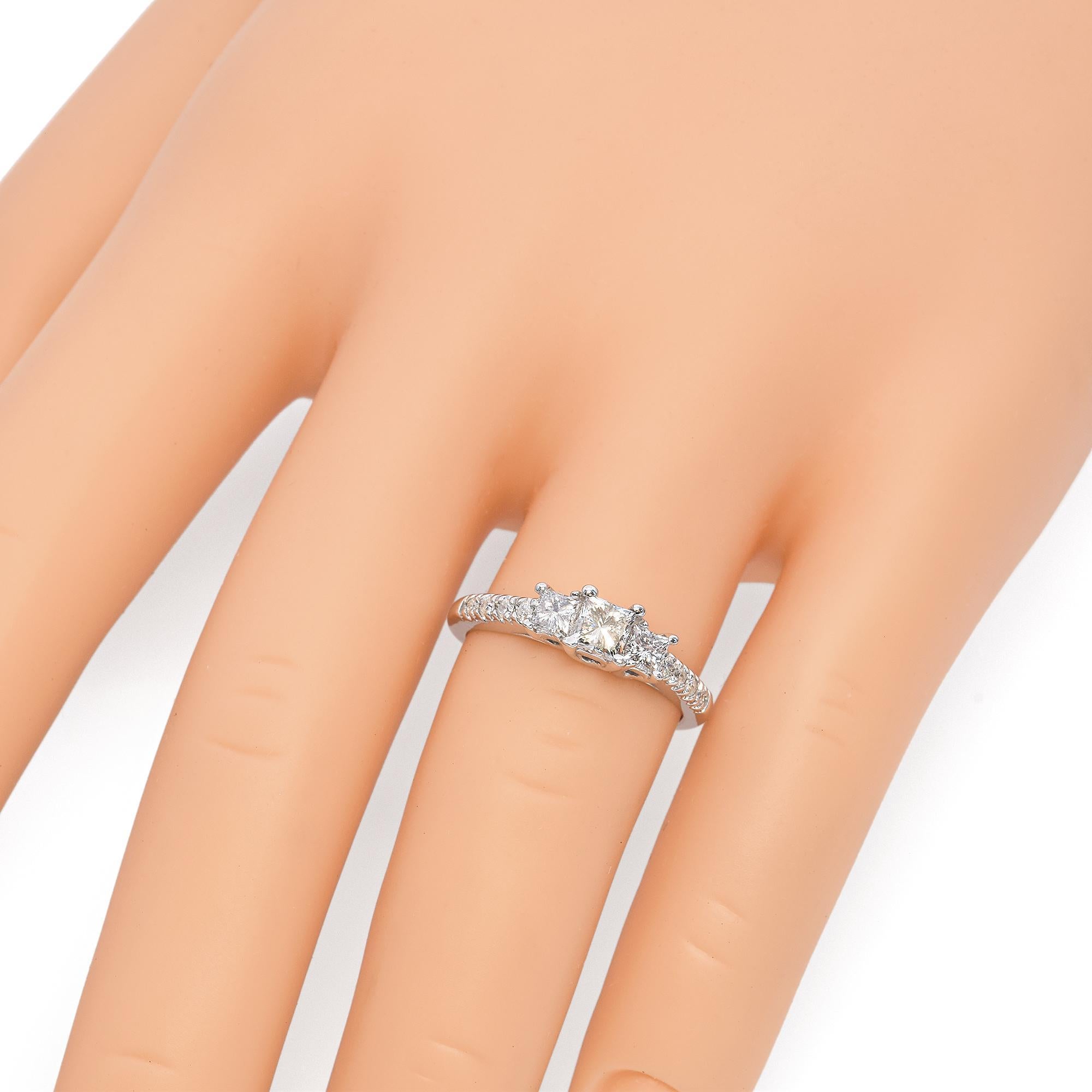 Vintage 14k Weißgold 0,68tcw 3-Strone Diamant Verlobungsring (Carréschliff) im Angebot