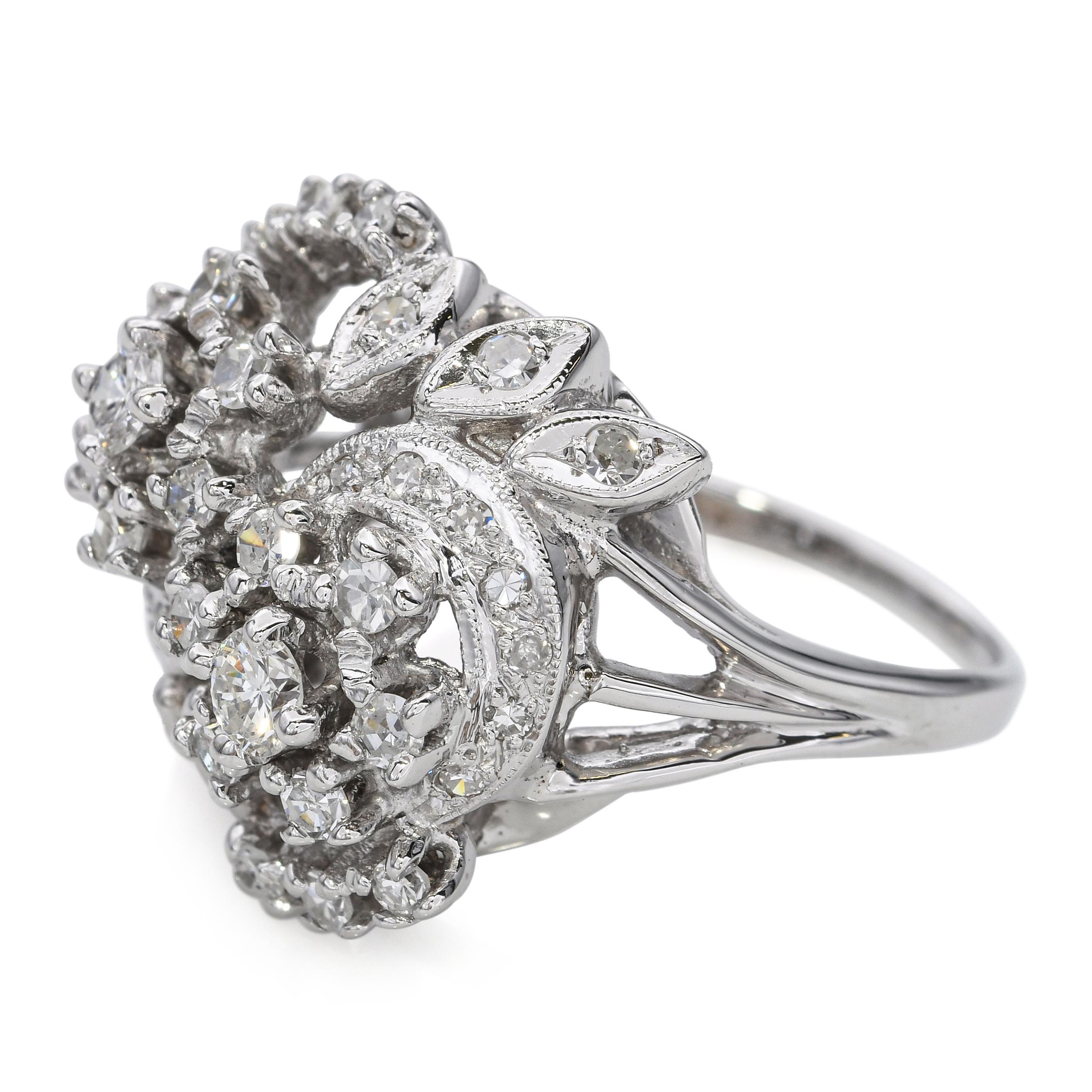 Dieser florale Ring aus 14-karätigem Weißgold ist ein anmutiges und zeitloses Design, besetzt mit Diamanten von insgesamt 0,81 Karat. Die Diamanten sind in einer blumenartigen Traube angeordnet und strahlen aus jedem Winkel. Die Fassung aus