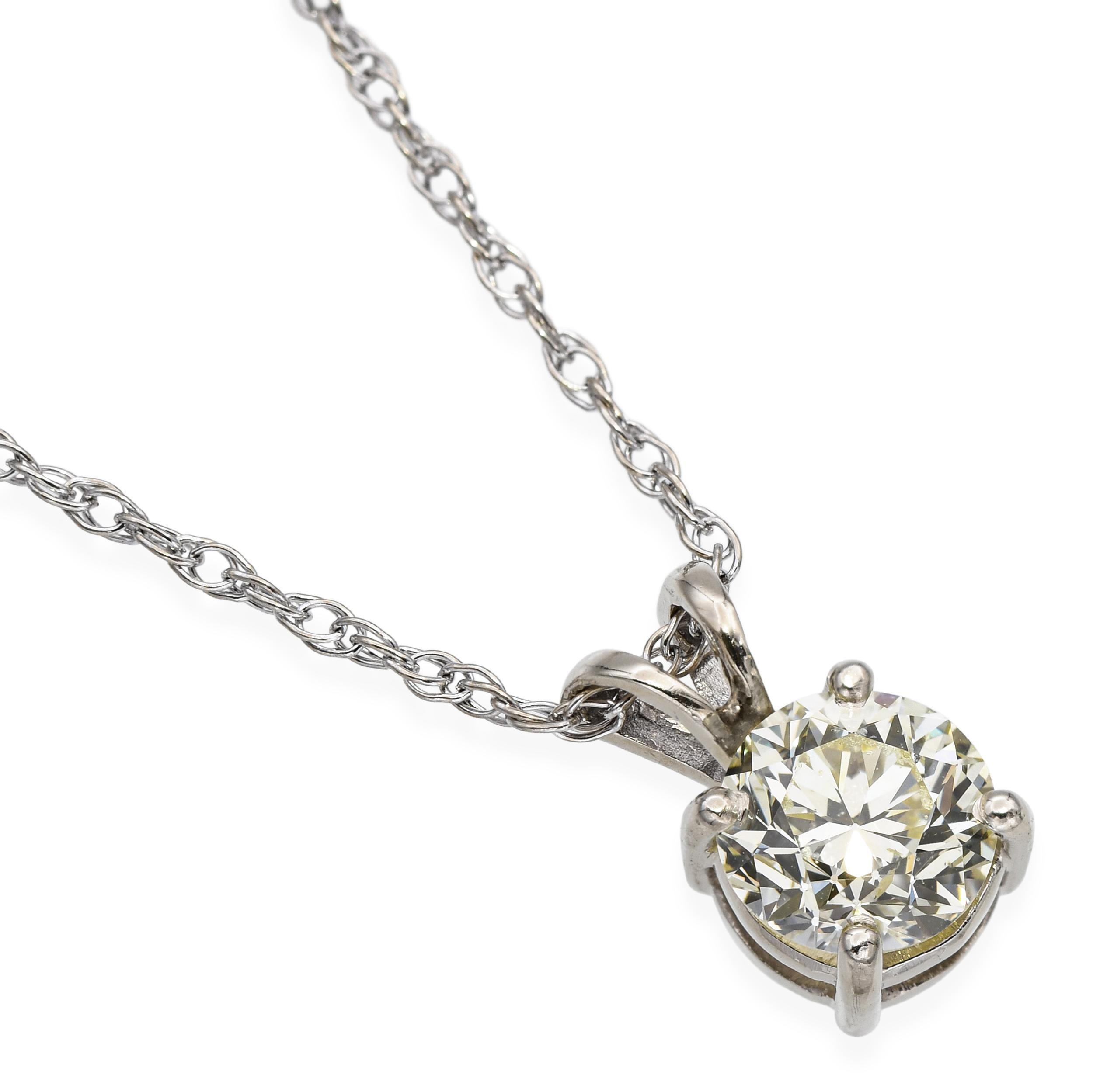 Dieser Vintage 14k Weißgold Anhänger Halskette zeigt eine atemberaubende 0,85tcw alten Mine geschliffenen Diamanten mit SI1 Klarheit und ein S-T Farbe Grad. Die antike Facettierung des Diamanten erzeugt einen fesselnden Kozibe-Effekt, der ein tiefes