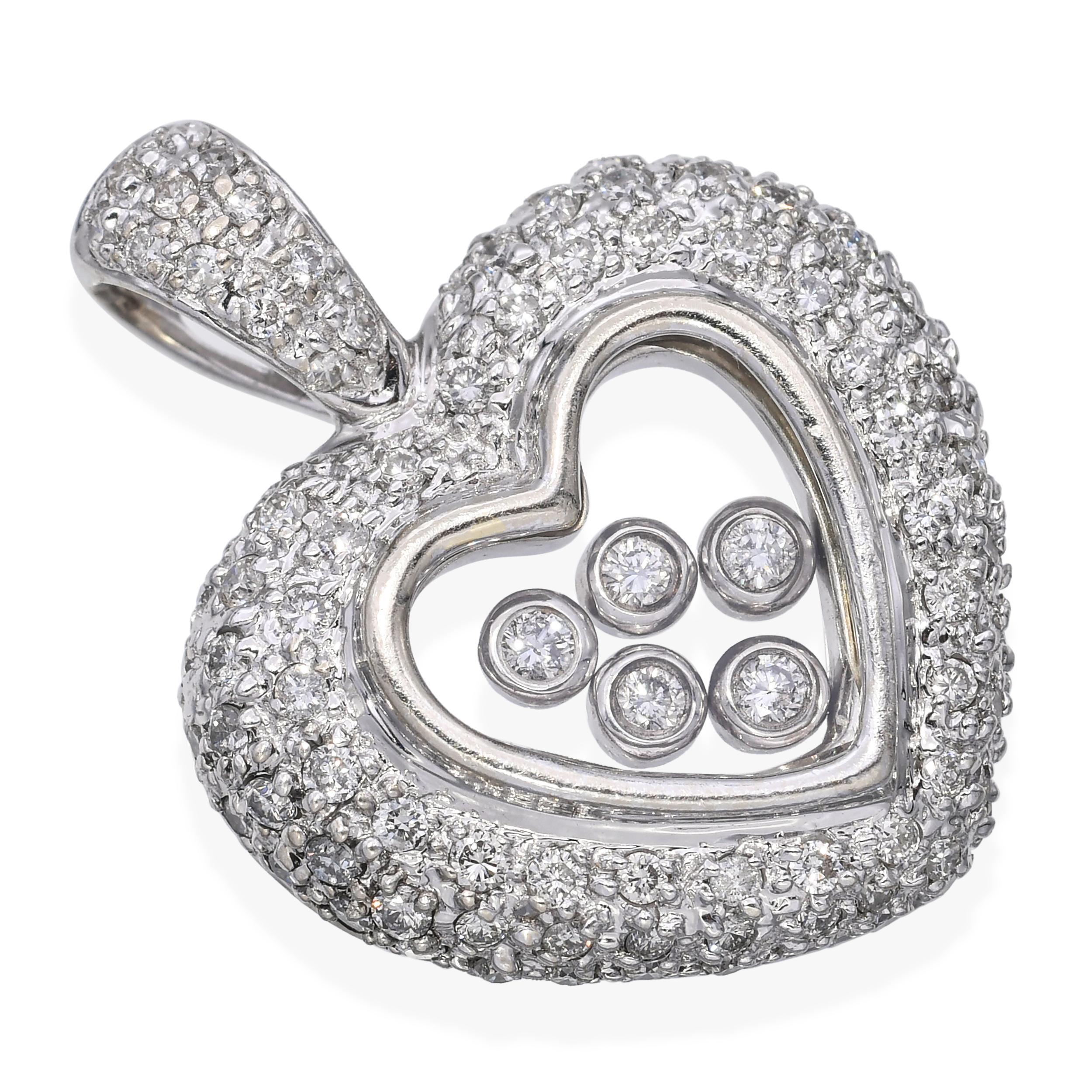 Dieser bezaubernde Vintage-Anhänger ist aus 14 Karat Weißgold gefertigt und zeigt ein romantisches herzförmiges Design mit Diamanten in Pavé-Fassung entlang des äußeren Rahmens. In ihrer Mitte scheinen lünettengefasste Diamanten frei in einem klaren