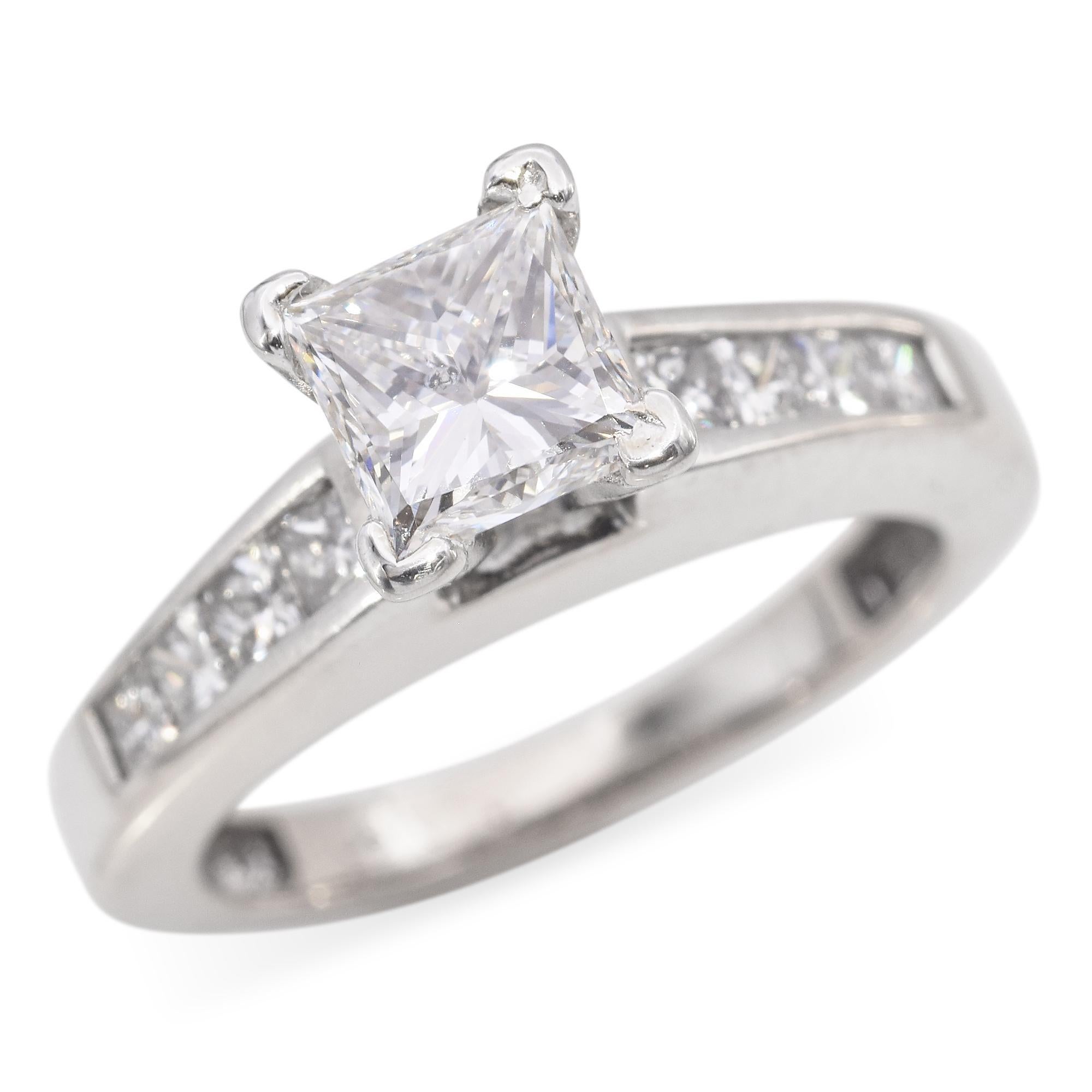 Questo squisito anello in oro bianco 14k presenta un affascinante diamante taglio principessa di 1,06 carati. Il diamante presenta un colore bianco brillante con una gradazione di colore E e una purezza I1, che ne evidenziano il carattere unico.