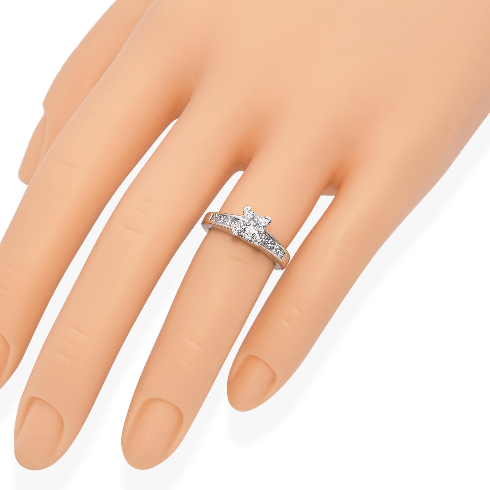 Anello di fidanzamento vintage in oro bianco 14k con diamanti taglio principessa da 1,06 carati In condizioni buone in vendita a New York, NY
