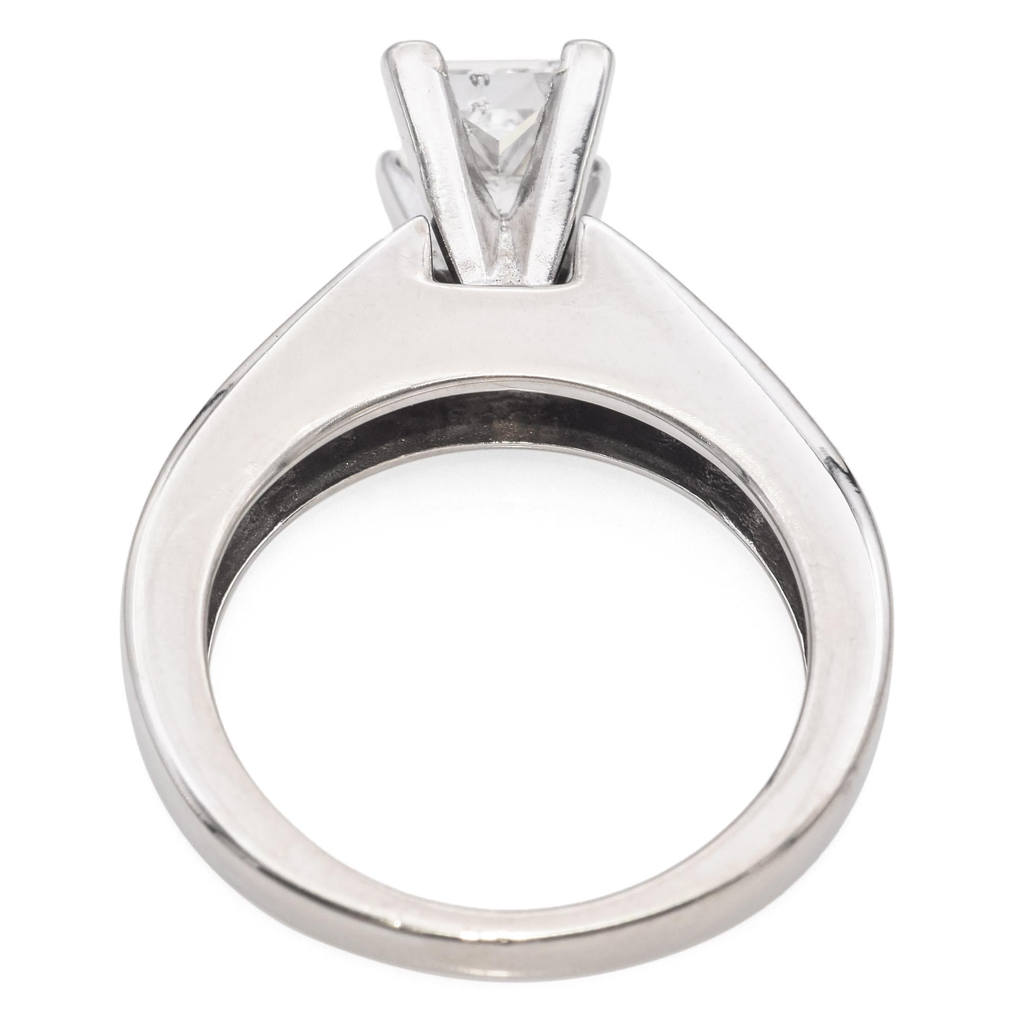 Anello di fidanzamento vintage in oro bianco 14k con diamanti taglio principessa da 1,06 carati in vendita 2