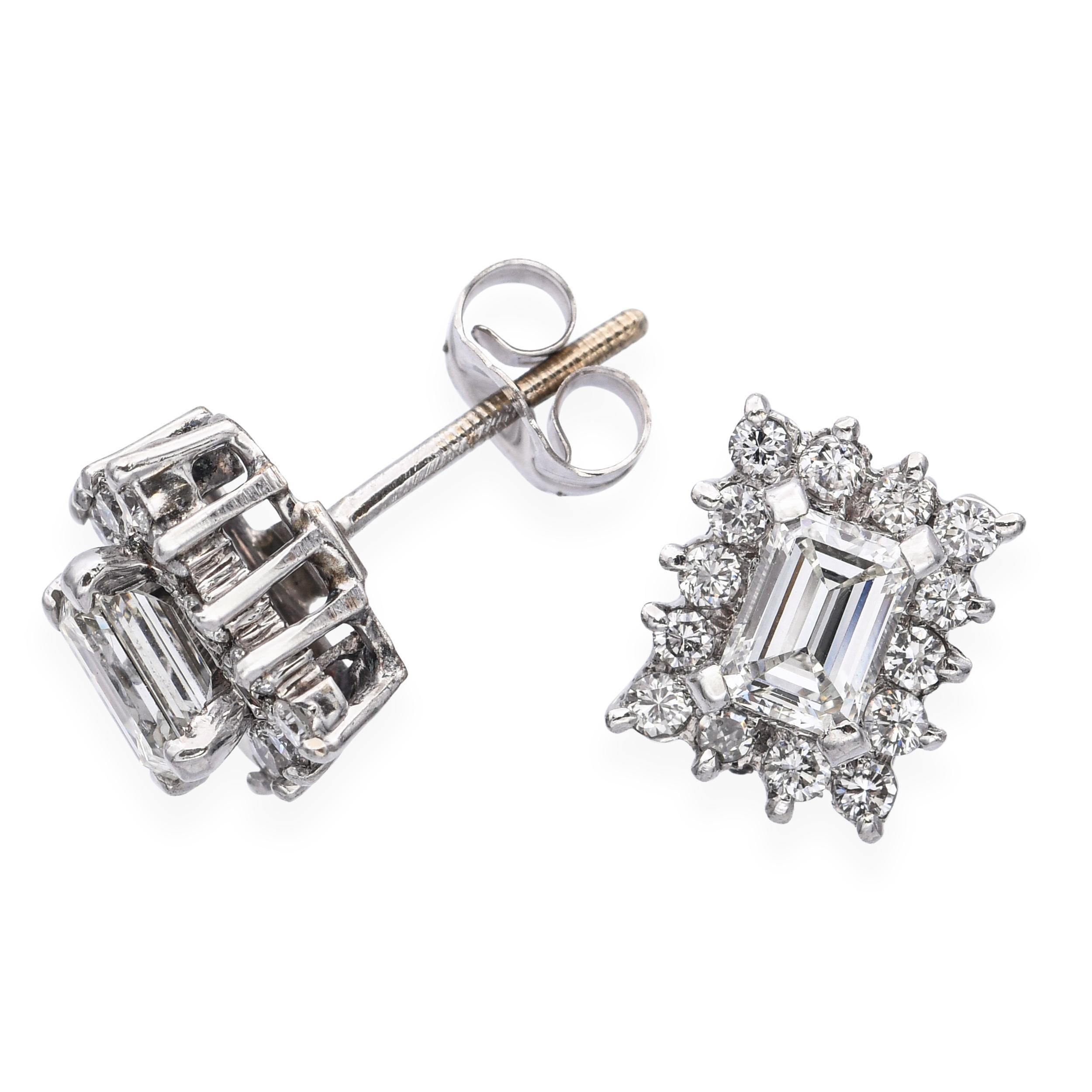Estos pendientes vintage clásicos están fabricados en oro blanco de 14 quilates y presentan 1,08 quilates totales de brillantes diamantes. Los intemporales engastes de cuatro puntas permiten que la máxima luz realce el brillo de cada diamante.