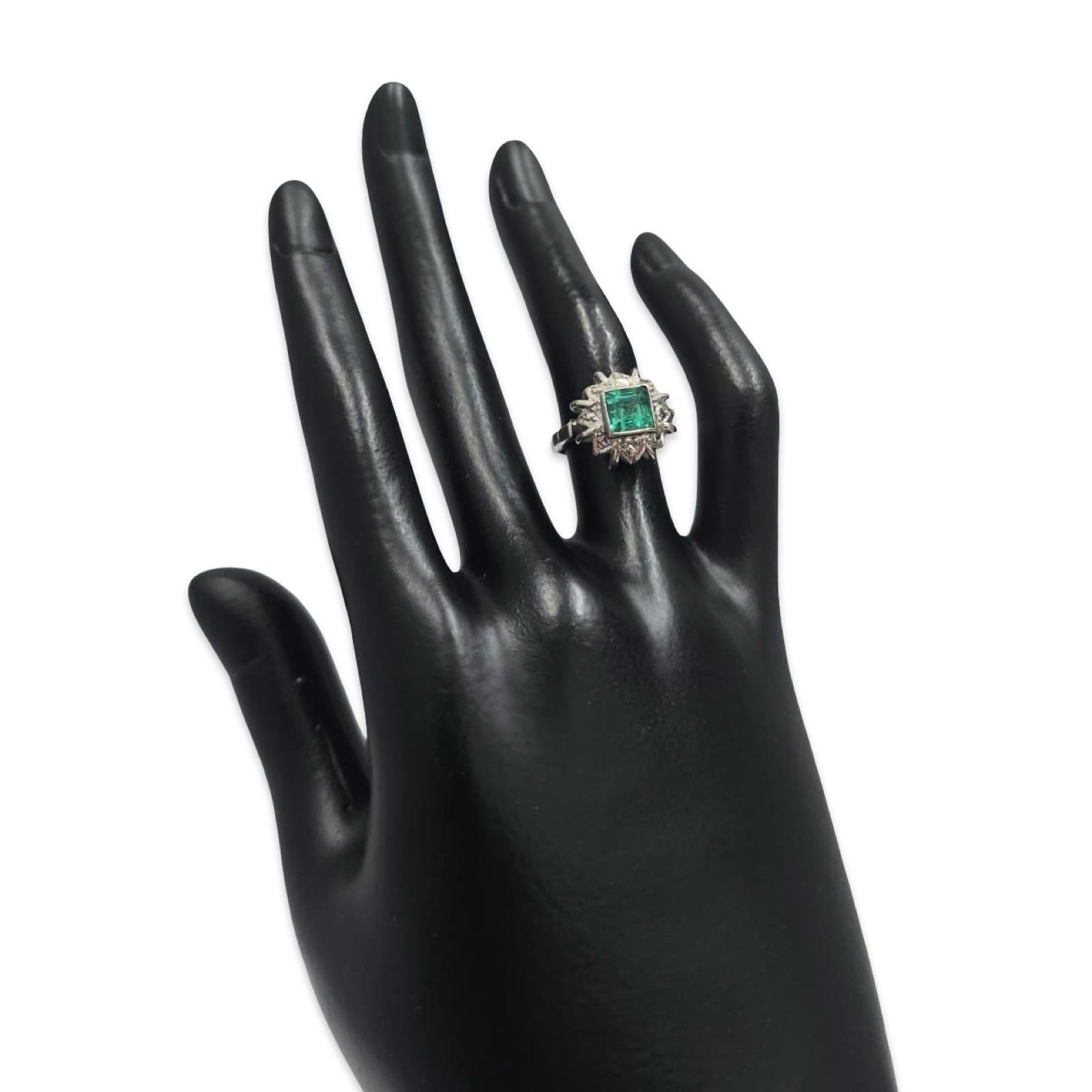 Vintage 14K White Gold 1.20ct Emerald Filigree Crown Ring In Excellent Condition For Sale In Miami, FL