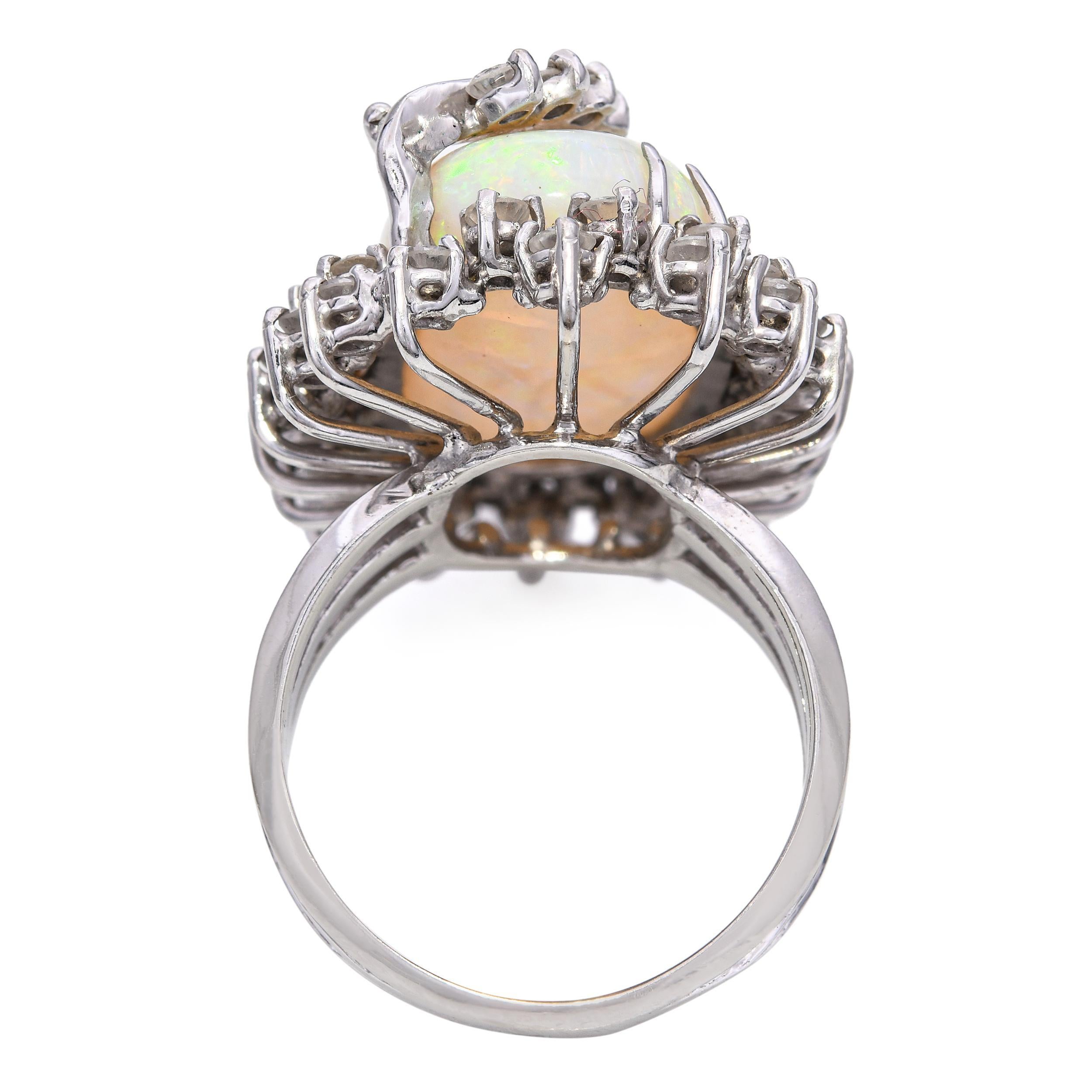 Anello d'epoca in oro bianco 14k con opale e diamanti da 1,26tcw e aureola In condizioni buone in vendita a New York, NY