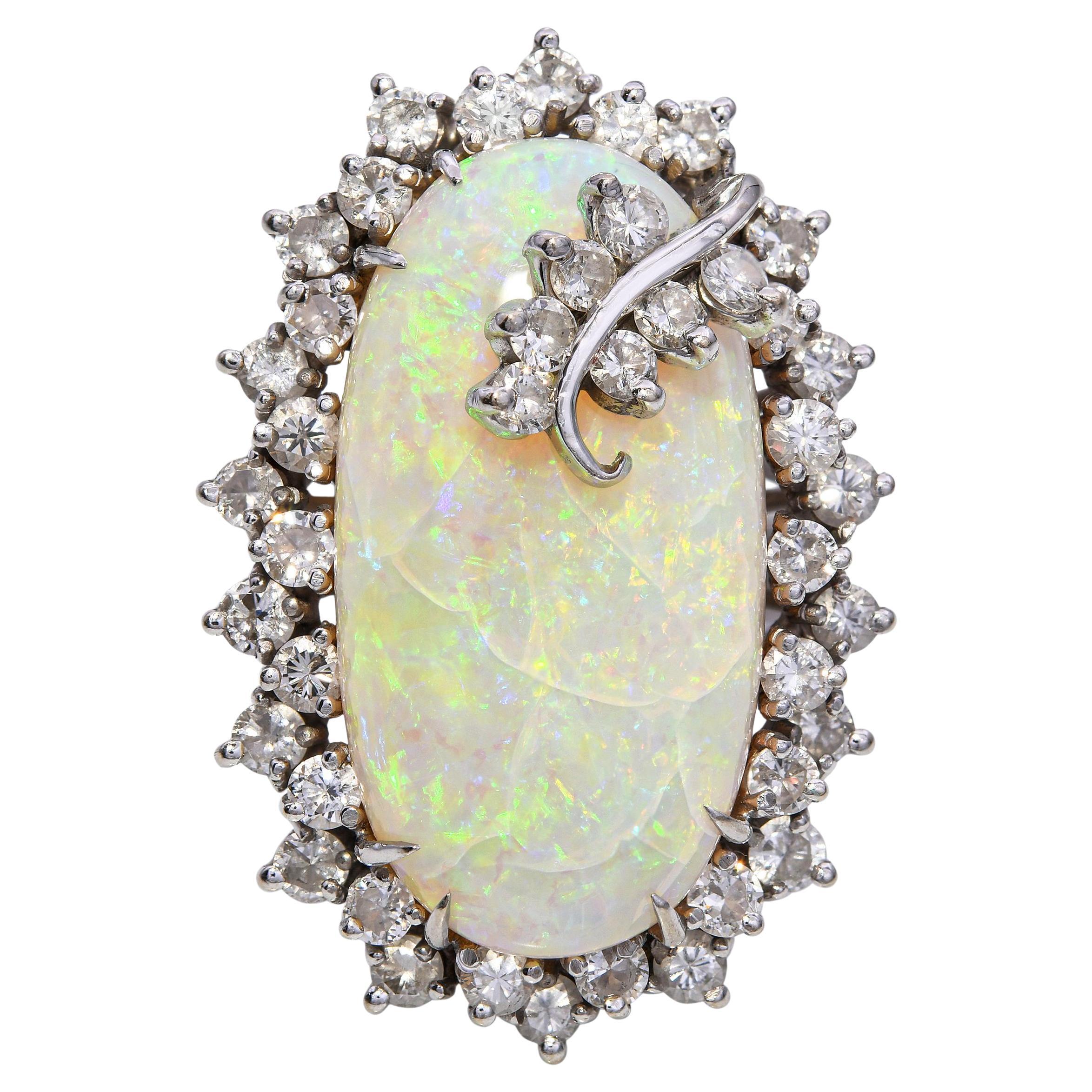 Anello d
epoca in oro bianco 14k con opale e diamanti da 1,26tcw e aureola