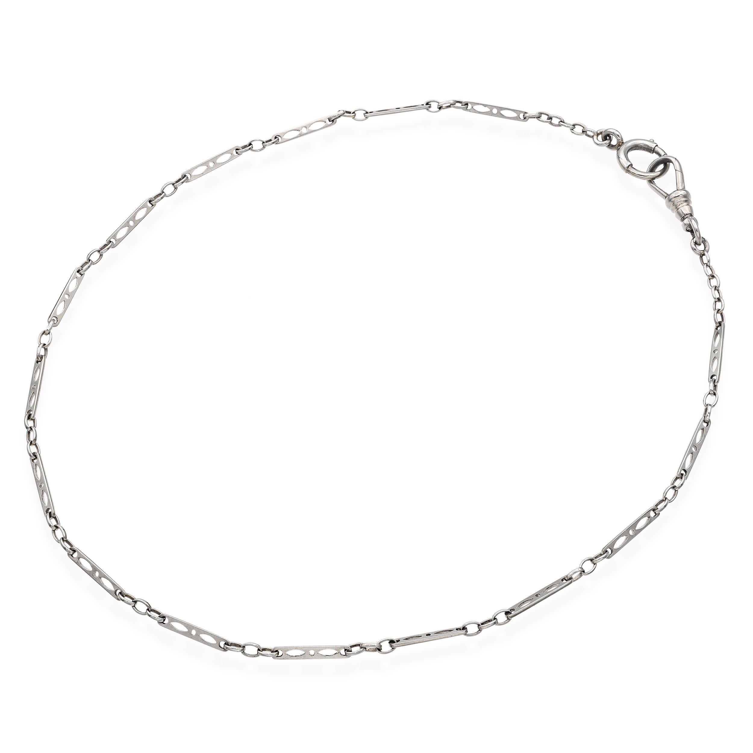 Esta elegante cadena de reloj de bolsillo vintage está fabricada en oro blanco macizo de 14 quilates y ofrece un accesorio refinado y atemporal para coleccionistas y entusiastas de los relojes. La cadena presenta un estilo clásico con una