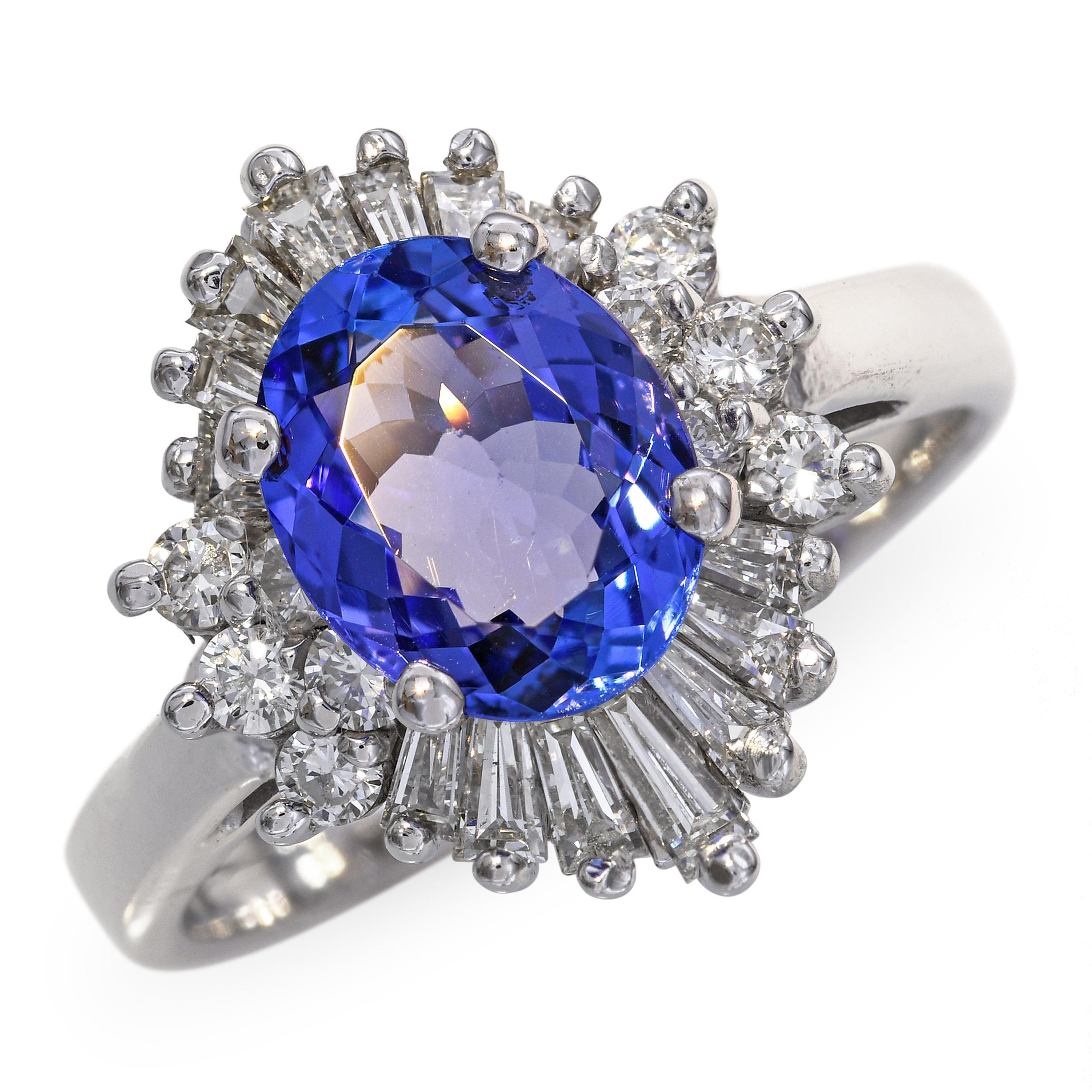 Anello vintage in oro bianco 14k con tanzanite e diamanti, che mostra una tanzanite dalle tonalità ricche, accentata da diamanti scintillanti. La tanzanite mostra vivaci tonalità blu-violette che cambiano meravigliosamente sotto diverse luci.