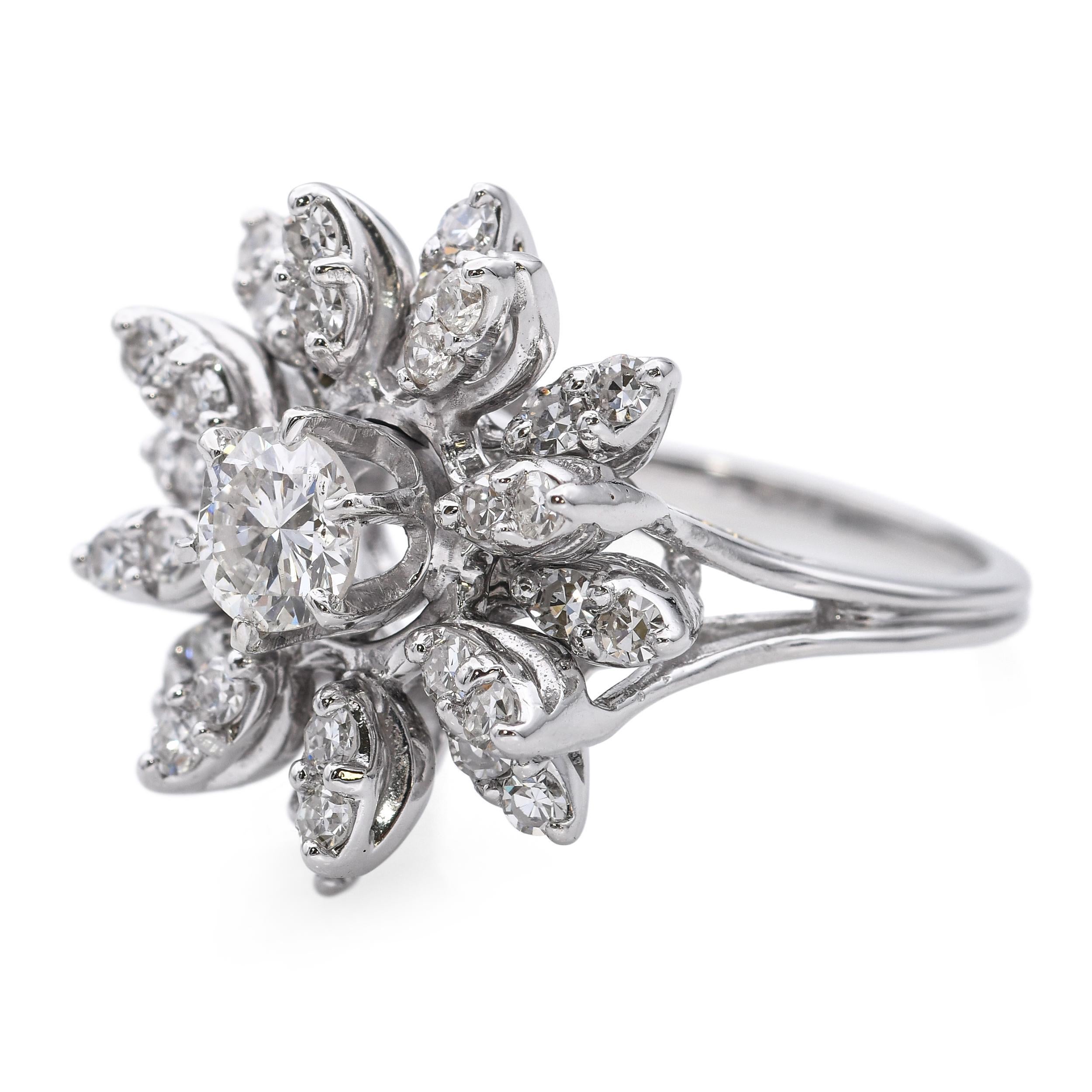 Vintage 14k Weißgold 1,55tcw Diamond Flower Ring im Zustand „Gut“ im Angebot in New York, NY