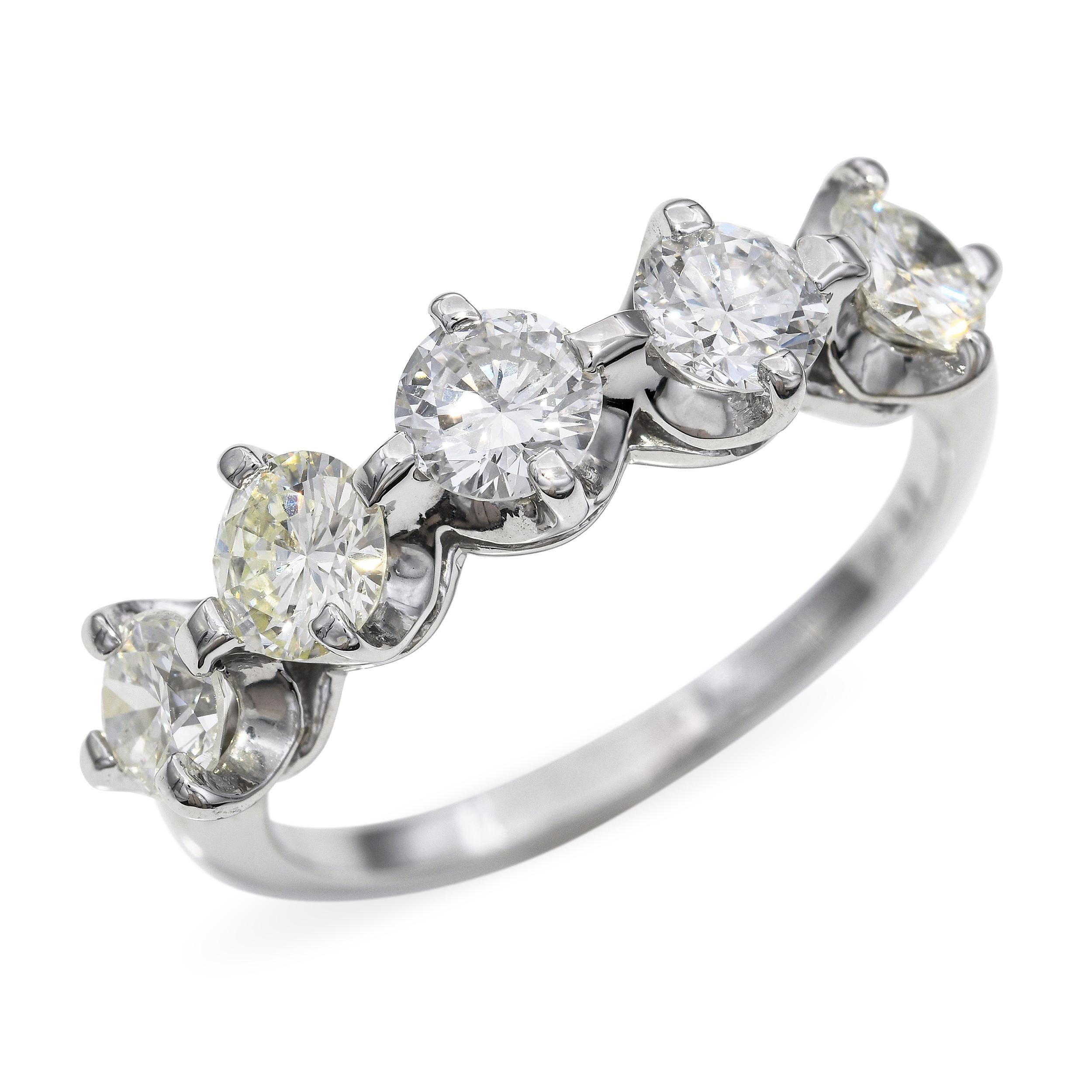 Demi-bague d'éternité intemporelle en or blanc 14k, sertie d'environ 1,75 carats de diamants ronds de taille brillant. Les pierres sont solidement montées dans une élégante monture française festonnée en V, ce qui permet d'obtenir une brillance
