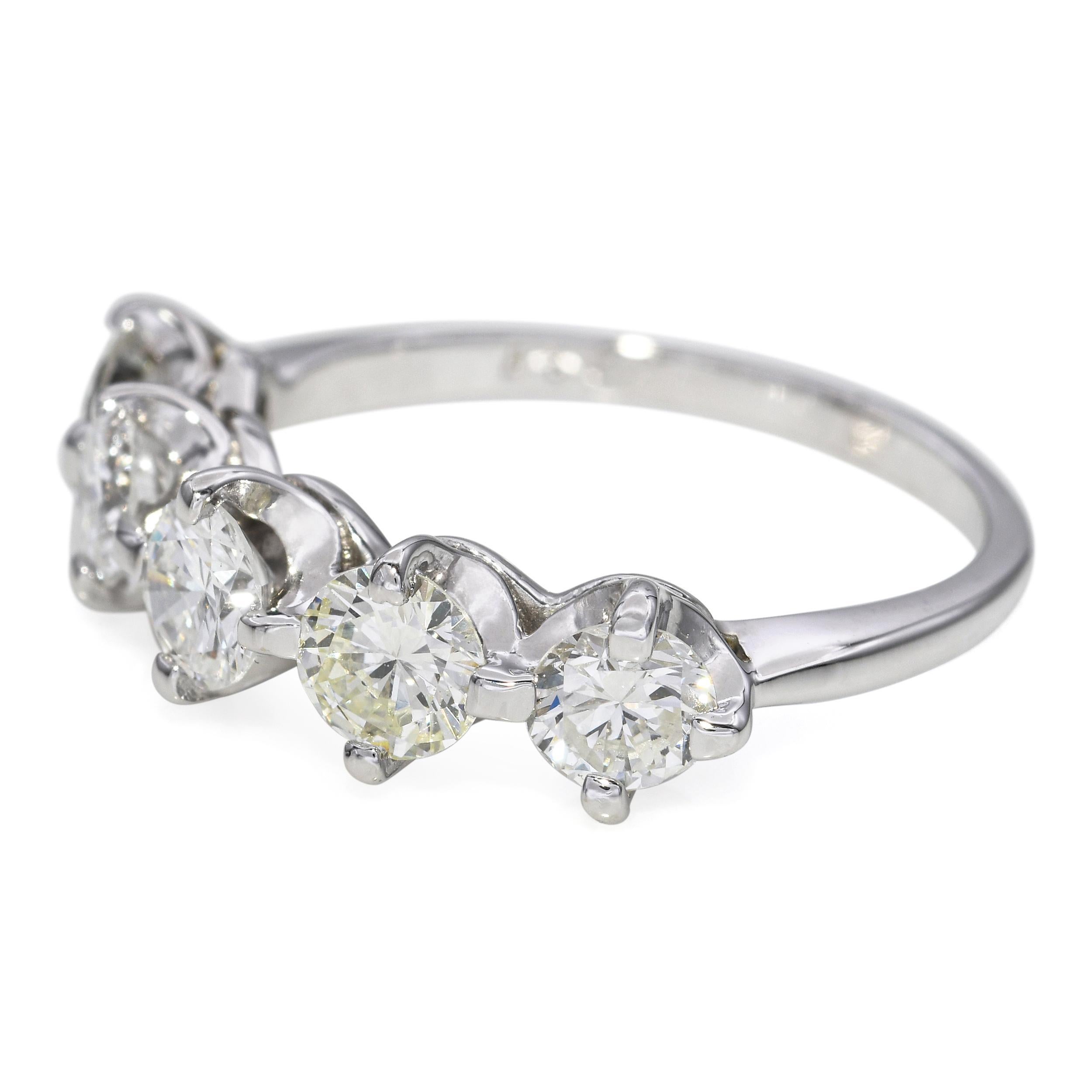 Vintage 14k White Gold 1.75tcw Diamond Five Stone Ring (bague à cinq pierres en or blanc 14k) Bon état - En vente à New York, NY