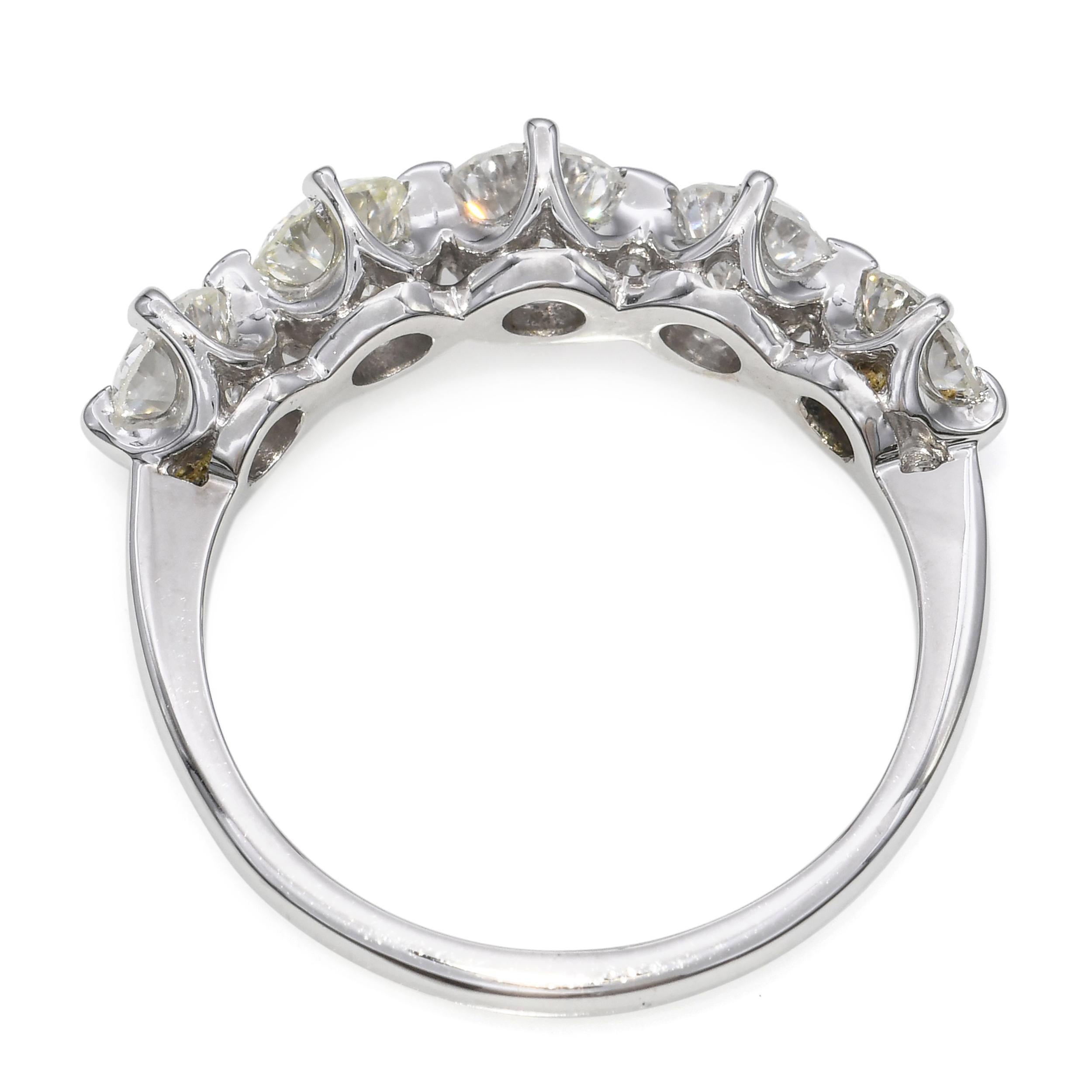 Vintage 14k White Gold 1.75tcw Diamond Five Stone Ring (bague à cinq pierres en or blanc 14k) Pour femmes en vente