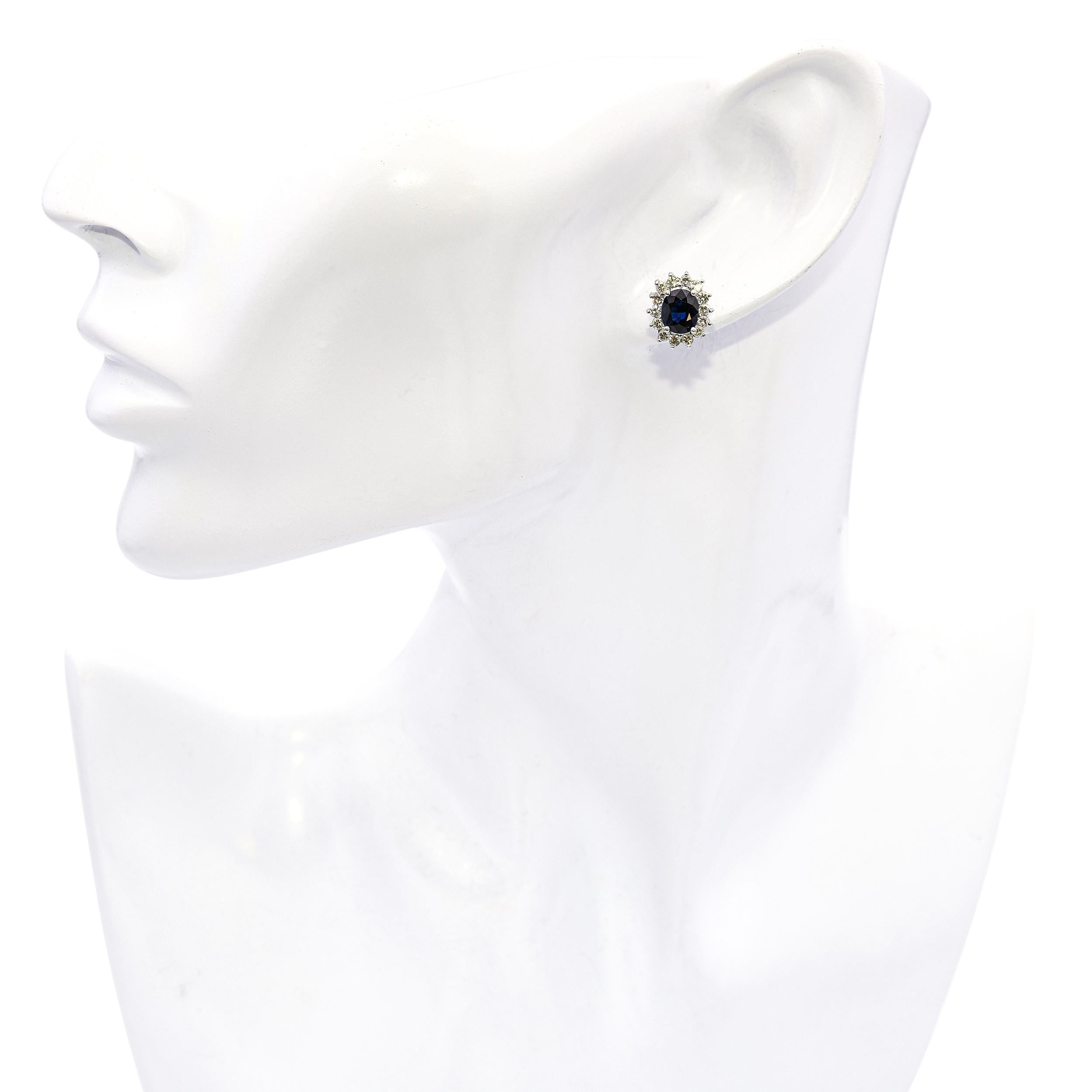 Vintage By 14k Weißgold 2.10tcw Saphir und Diamant Halo Ohrring Ohrstecker (Brillantschliff) im Angebot