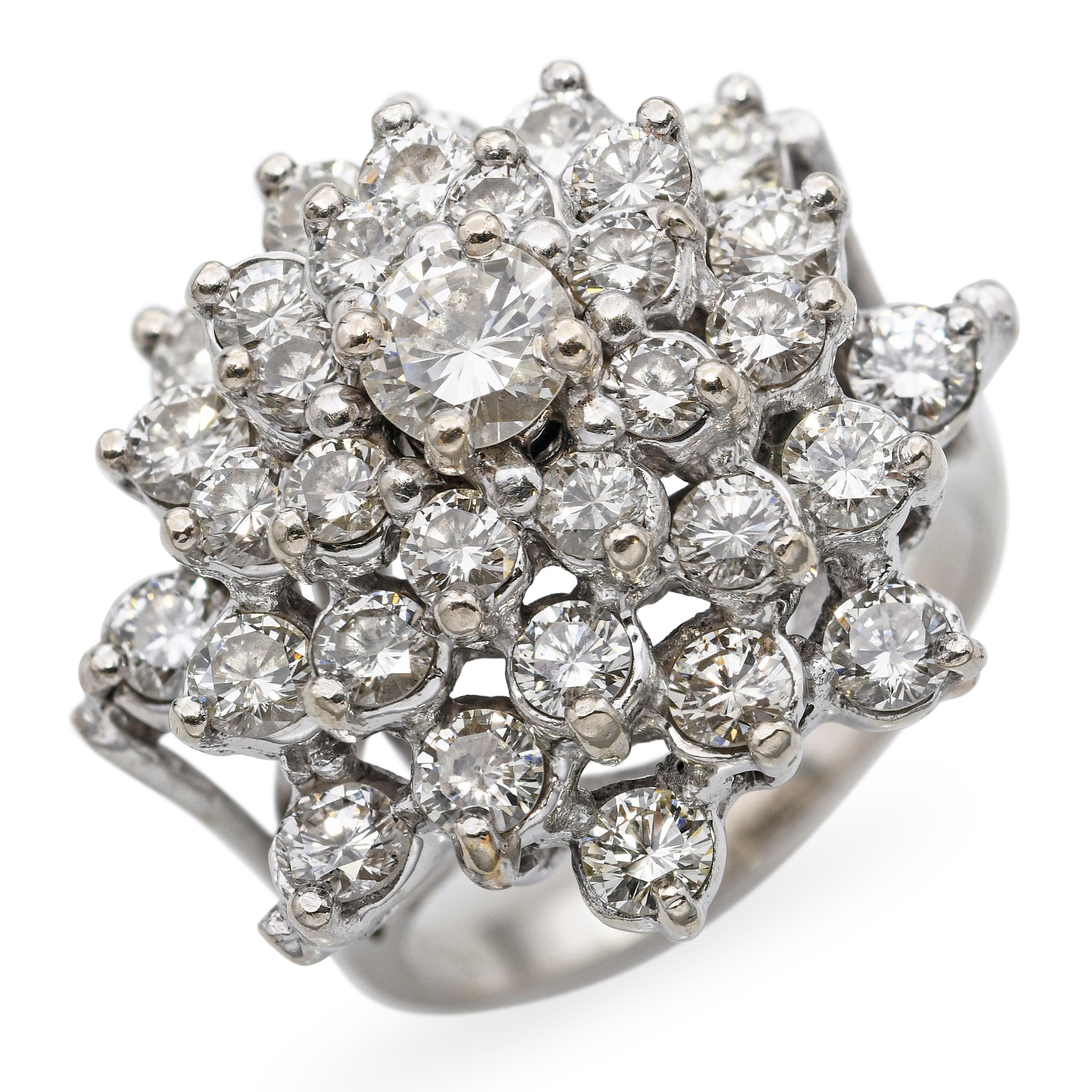 Dieser elegante Vintage-Ring ist aus 14-karätigem Weißgold gefertigt und mit 2,15 Karat Diamanten besetzt, die in einem Brillantcluster angeordnet sind. Die Komposition erzeugt die Illusion eines größeren Einzelsteins und maximiert gleichzeitig das