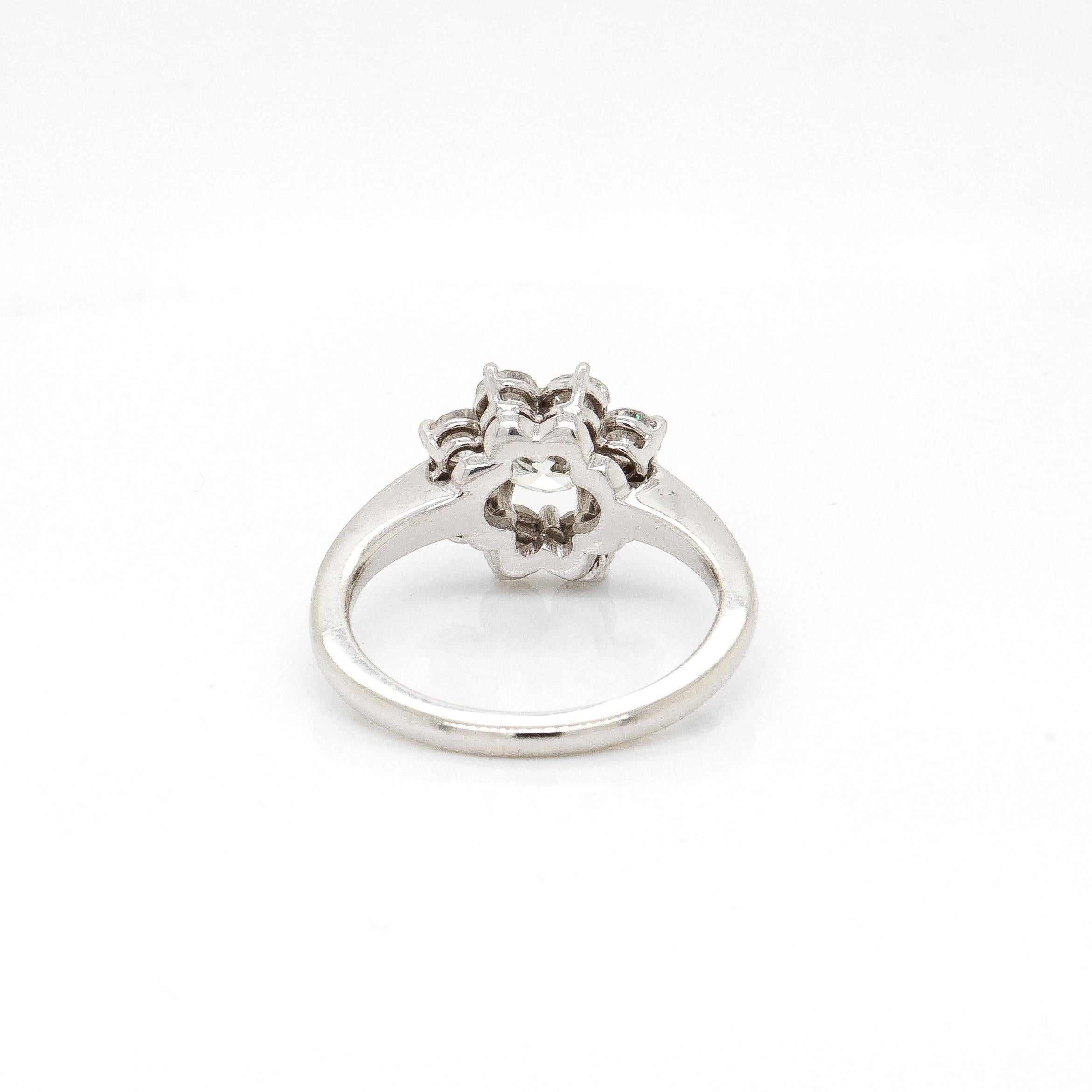 Vintage 14K White Gold & 2.25 Ctw Diamond Flower or Snowflake Cocktail Ring For Sale 3