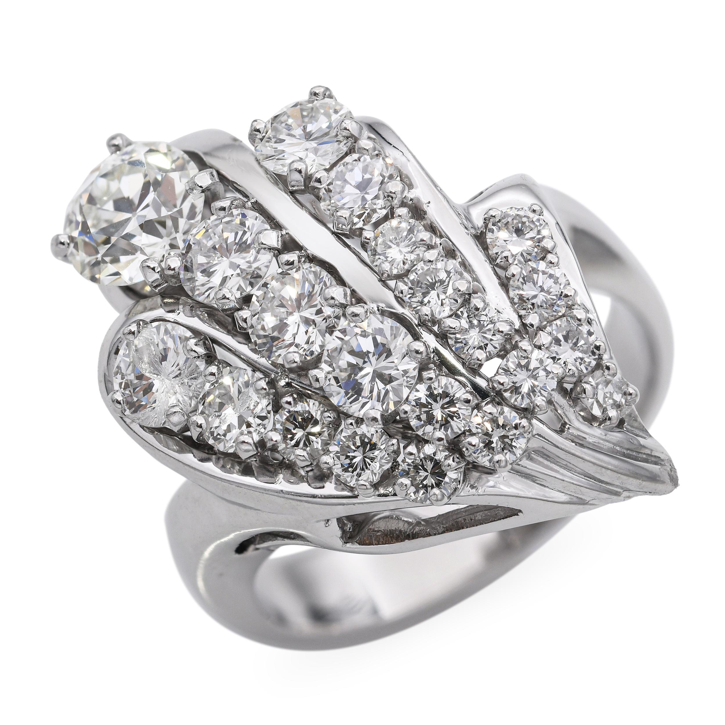 Questo sorprendente anello vintage è realizzato in oro bianco 14k e incastonato con un totale di 2,49 carati di diamanti. Il design è caratterizzato da un'audace disposizione di più pietre con un mix di diamanti rotondi a taglio brillante e a taglio