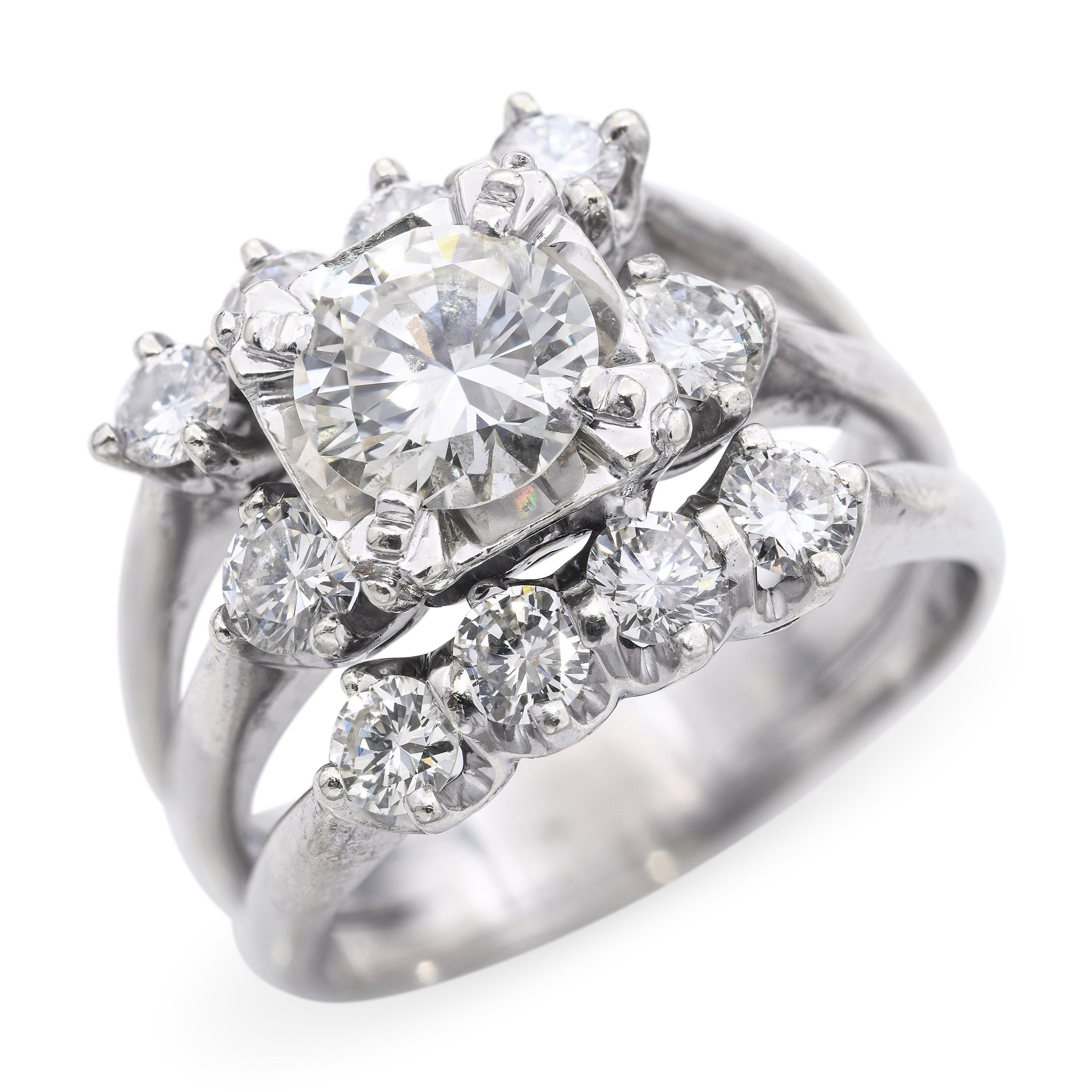 Fai un'impressione audace con questo splendido anello vintage in oro bianco a grappolo di diamanti. Con circa 2,55 carati totali di diamanti abbaglianti, il design mostra uno spettacolare gruppo floreale o a stella che brilla da ogni angolazione.