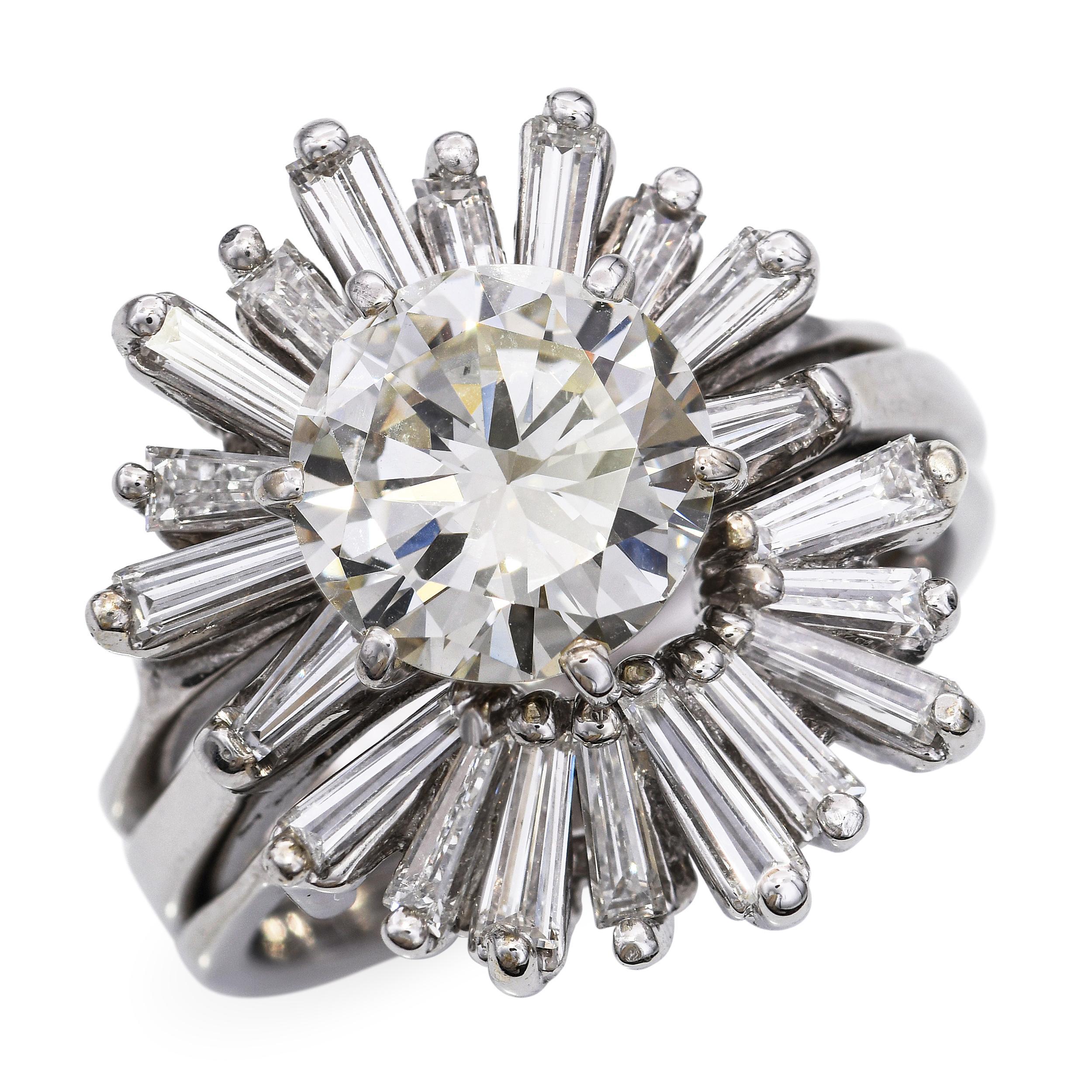 Este impresionante conjunto vintage está elaborado en oro blanco de 14 quilates e incluye un anillo de compromiso de diamantes emparejado con una chaqueta a juego. El anillo central exhibe un brillante diamante de claridad SI1 y color K, realzado