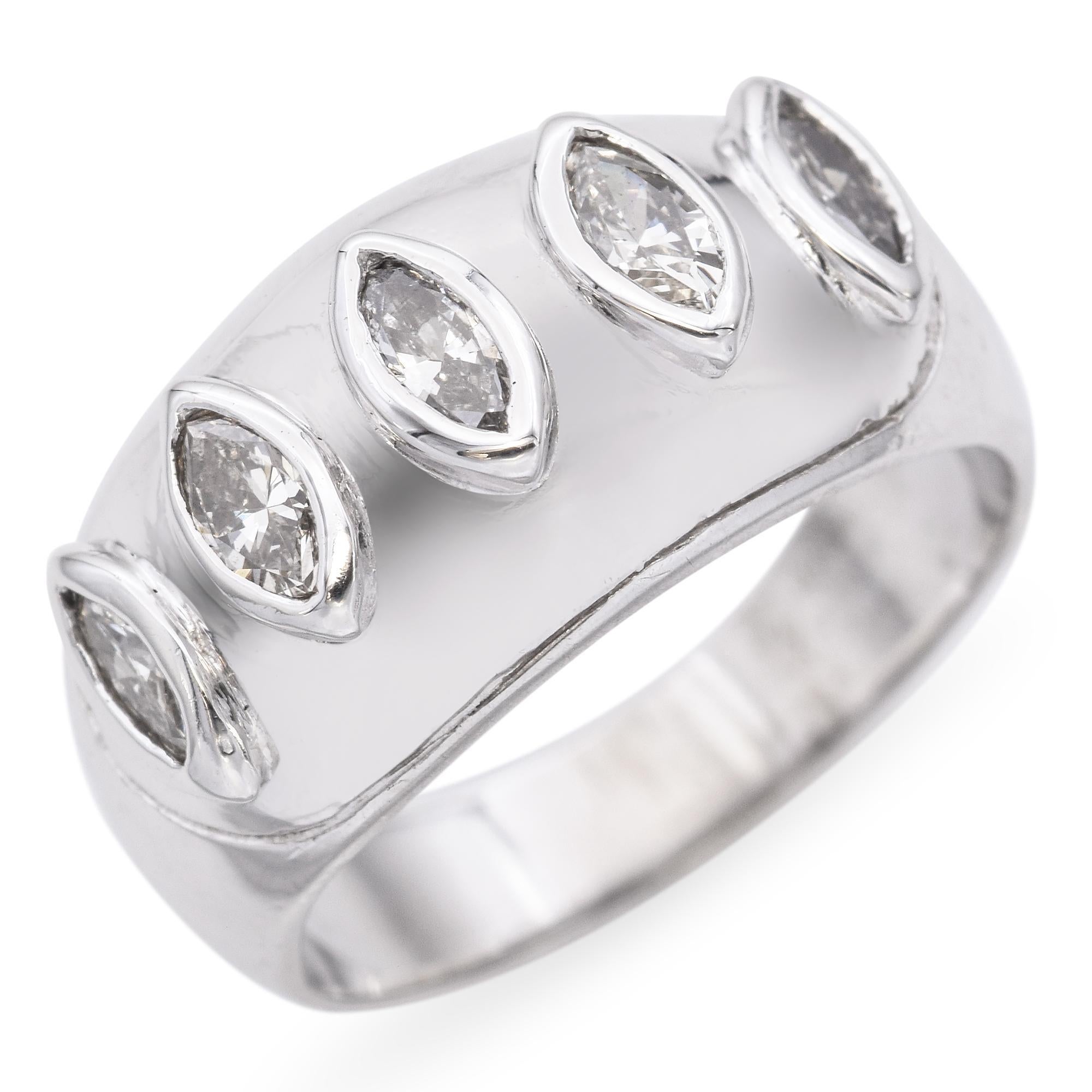 Questo squisito pezzo presenta una fascia in oro bianco 14k ornata da diamanti taglio marquise. I diamanti bianchi sono elegantemente incastonati in una fascia liscia e levigata, per creare un look sofisticato e senza soluzione di continuità.

Peso: