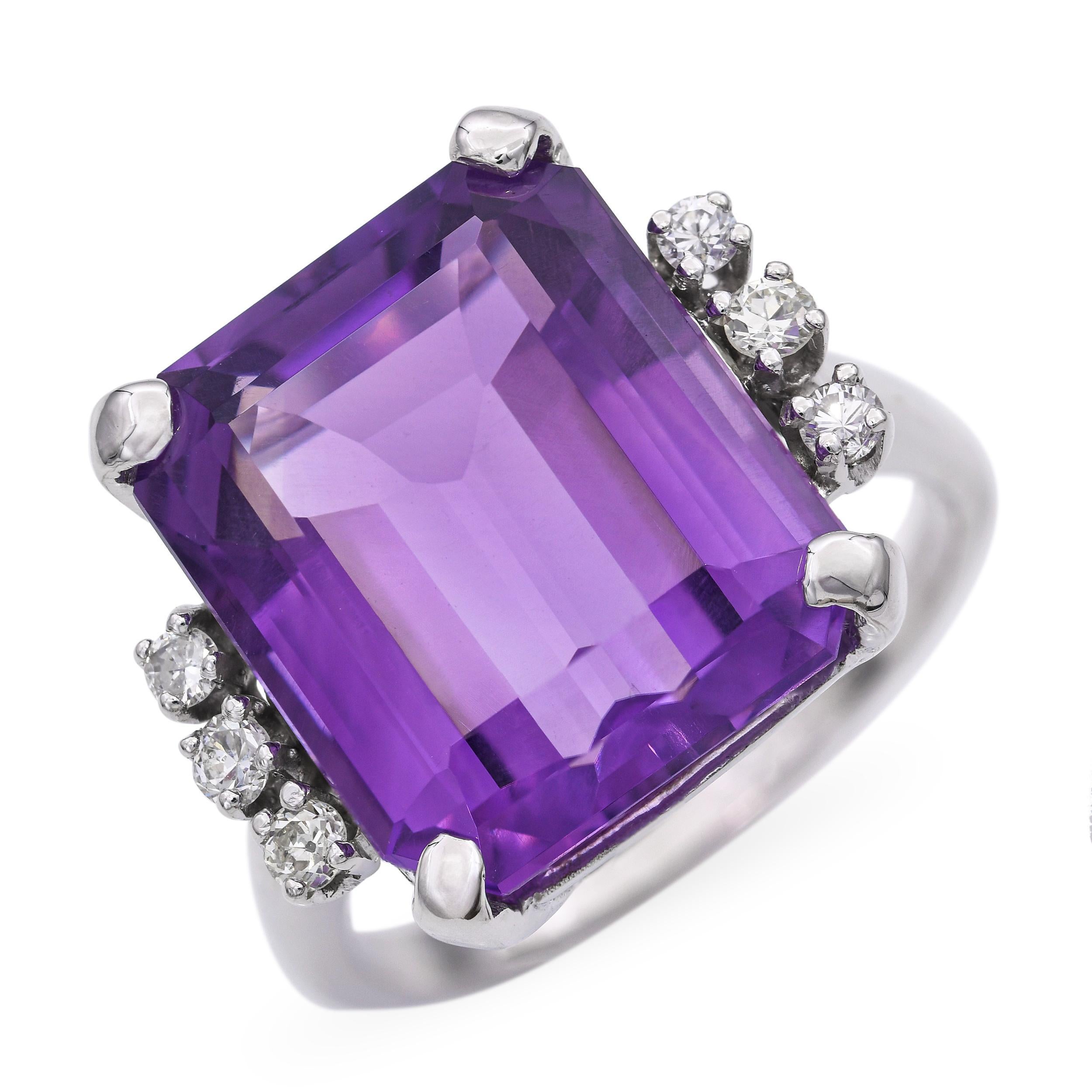 Este elegante anillo vintage está elaborado en oro blanco de 14 quilates y tiene como pieza central una amatista de intenso color. La vibrante gema púrpura está acentuada por brillantes diamantes, que añaden resplandor y sofisticación al diseño. El