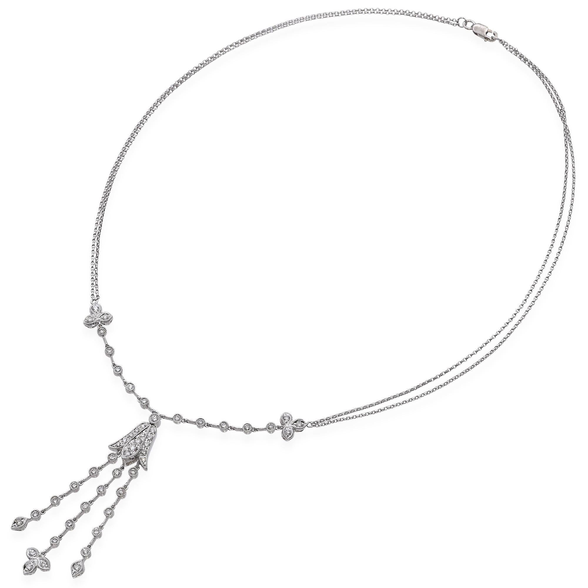 Ce collier vintage présente une délicate fleur suspendue en or blanc 14 carats, rehaussée de diamants étincelants. Le design floral ajoute une touche de romantisme et de charme, tandis que les diamants captent magnifiquement la lumière à chaque