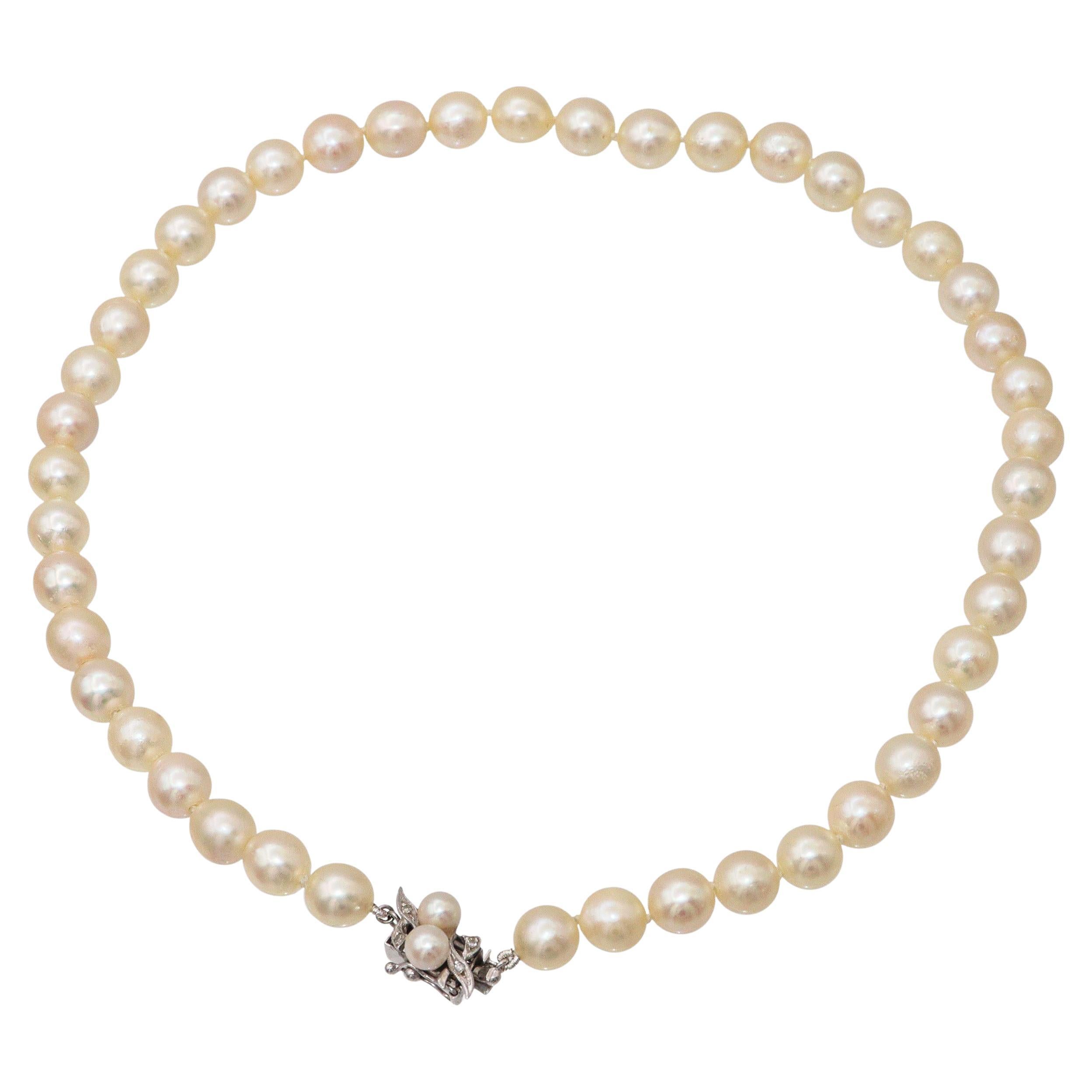 Vintage 14k Weißgold und Diamant Perlenkette, präsentiert glänzende Perlen schön zusammen mit Diamant akzentuiert Weißgold Spacer aufgereiht. Das elegante Design hebt die natürliche Schönheit der Perlen hervor, die durch das Funkeln der Diamanten