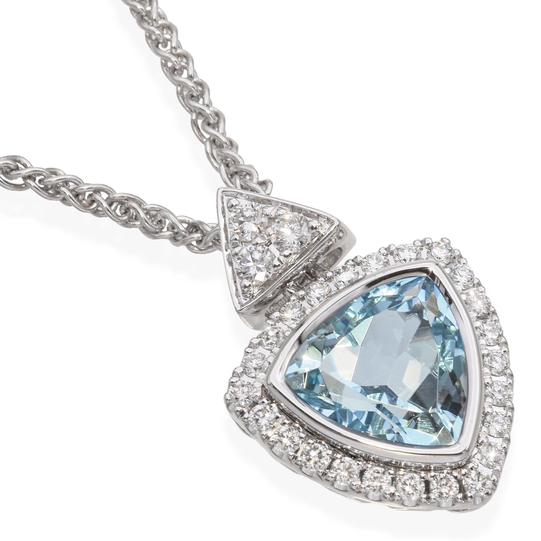 Questa graziosa collana vintage mette in mostra una serena gemma di acquamarina, nota per la sua morbida tonalità blu, incorniciata da abbaglianti diamanti naturali. Incastonato in un lussuoso oro bianco 14 carati, il design offre un perfetto