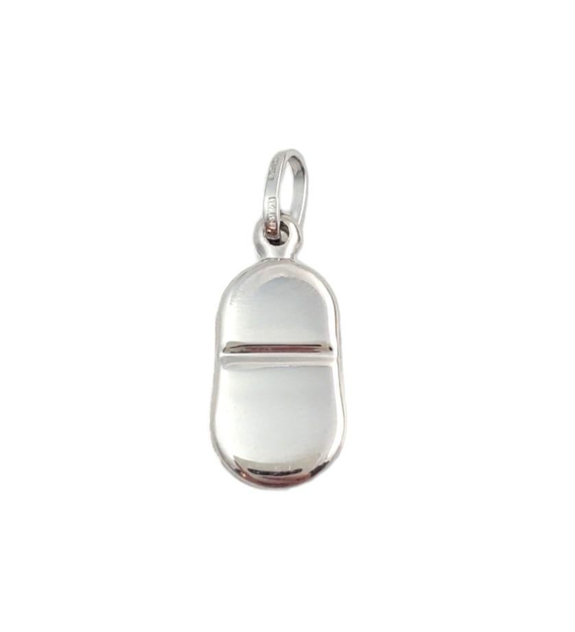 Pendentif chaussure de bébé vintage en or blanc 14 carats -

Cette adorable breloque de chaussure de bébé est un minuscule symbole d'adorables souvenirs et est sertie dans de l'or blanc 14 carats magnifiquement détaillé.

Taille : 16,4 mm x 9,6 mm x