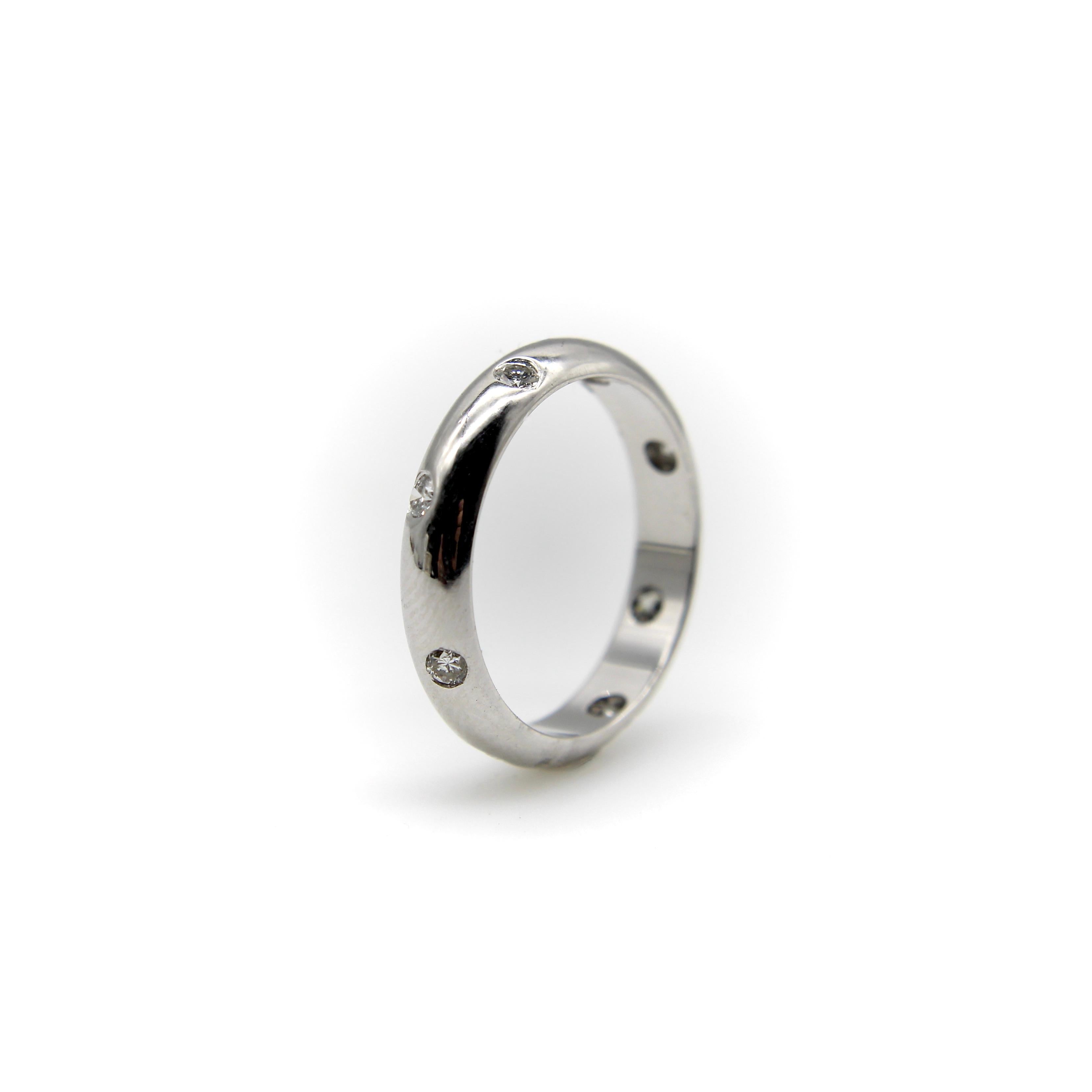 Round Cut Vintage 14K White Gold Band with Diamond Etoile Ring For Sale