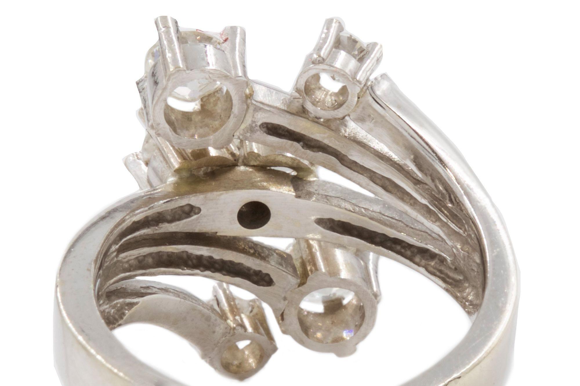 14k Weißgold Bypass-Ring mit 6 Diamanten ca. 1,23 Gesamtkaratgewicht (Unbekannt) im Angebot