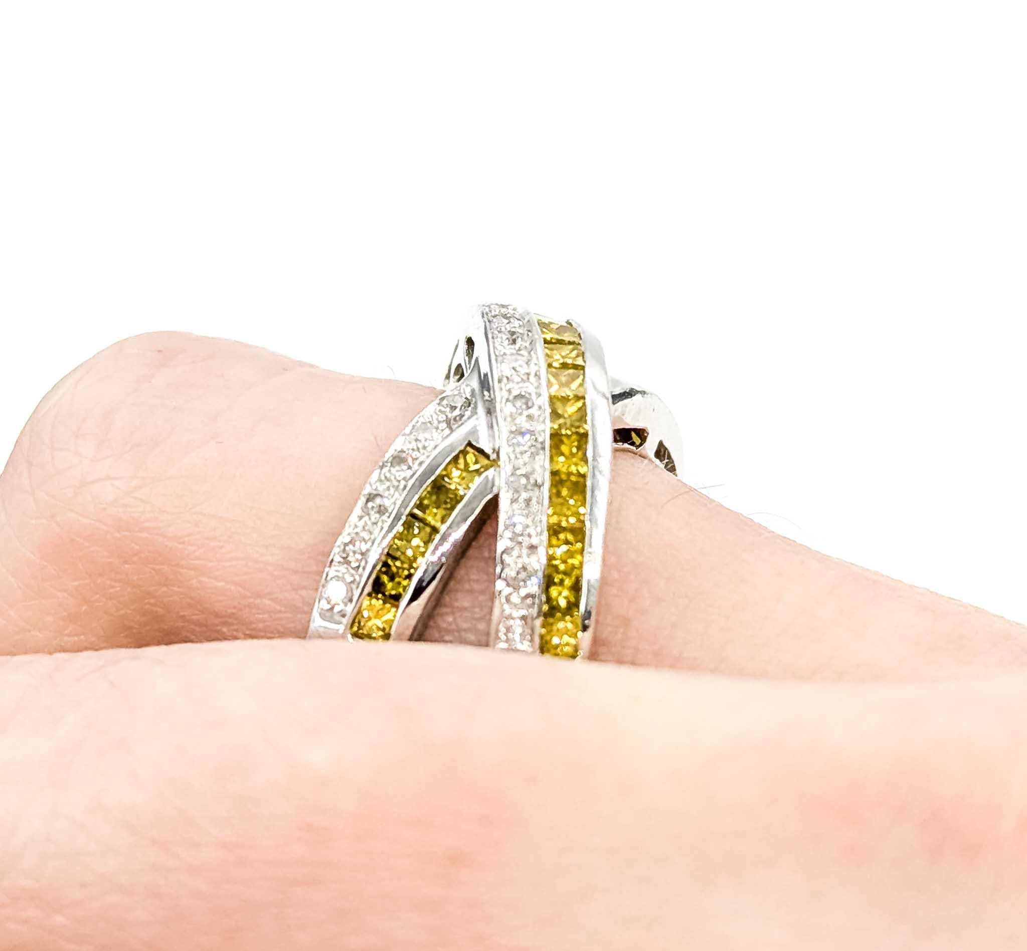 Taglio princess Anello vintage con diamanti incrociati in oro bianco 14k in vendita