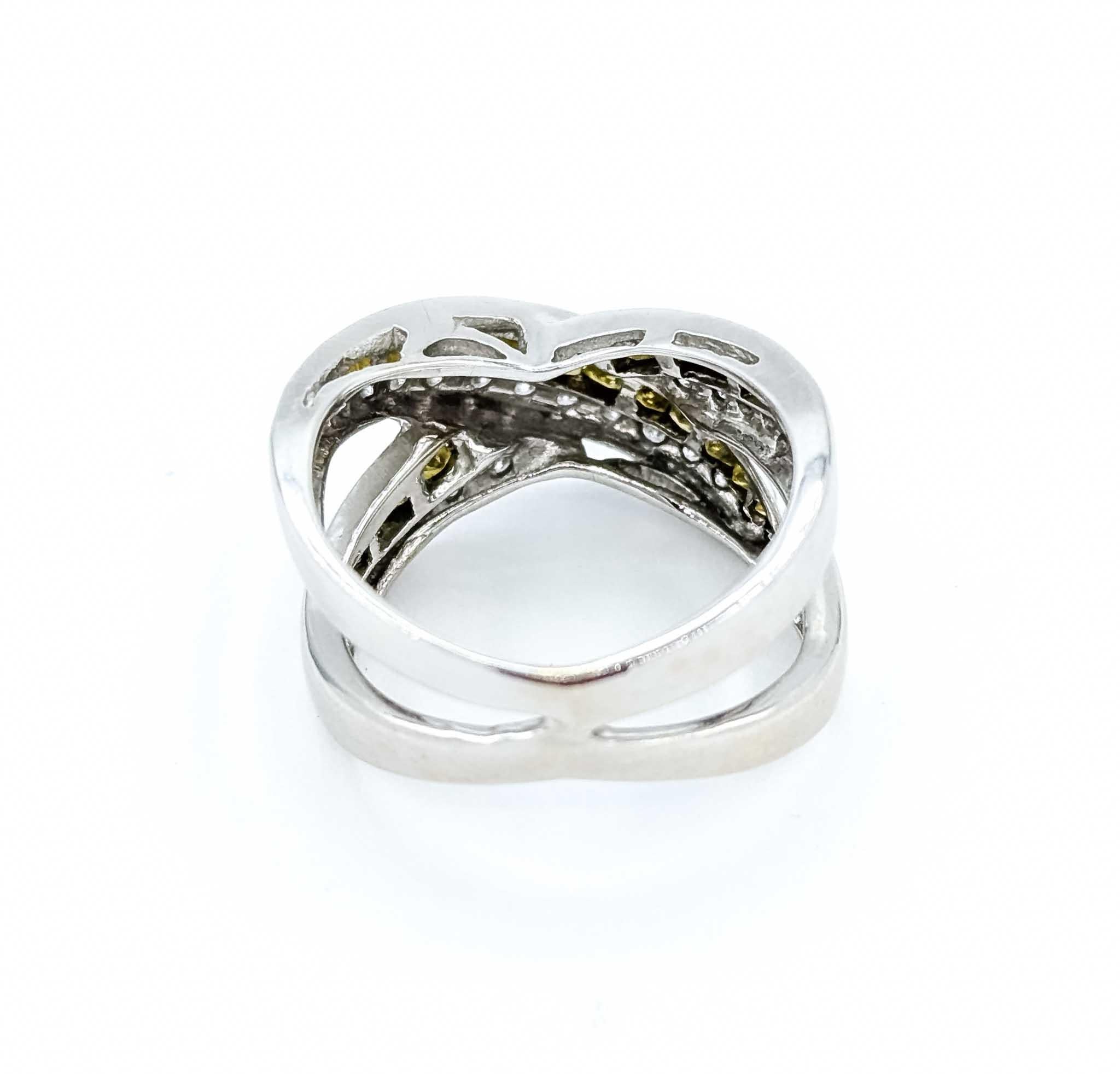 Anello vintage con diamanti incrociati in oro bianco 14k in vendita 1