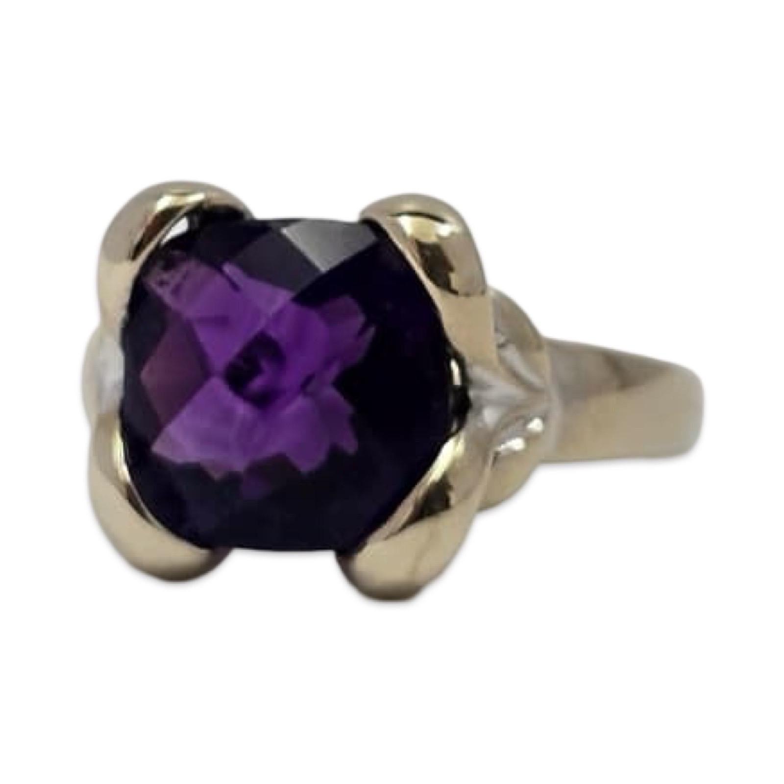 Dieser Ring aus 14-karätigem Weißgold präsentiert einen satten 10-mm-Amethysten im Kissenschliff in einer eleganten skulpturalen Fassung, die den Stein mit glatten, abgerundeten Blütenblättern aus Weißgold umschließt. Der Amethyst hat eine tiefe,