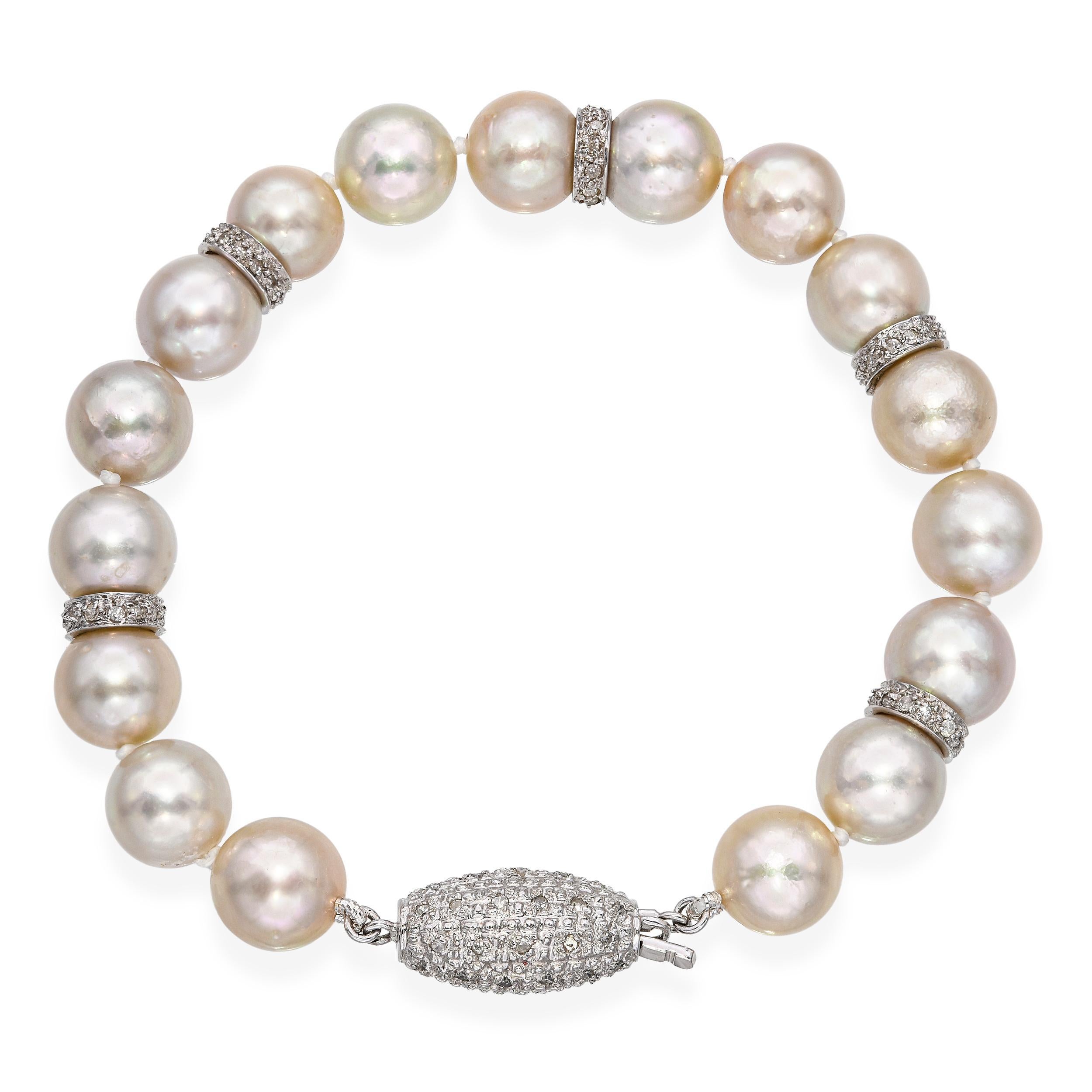 Ce bracelet vintage en or blanc 14k présente une combinaison classique et élégante de perles et de diamants, ce qui en fait un bijou intemporel. Le design présente des perles lustrées accentuées par environ 0,58 carats de diamants étincelants,