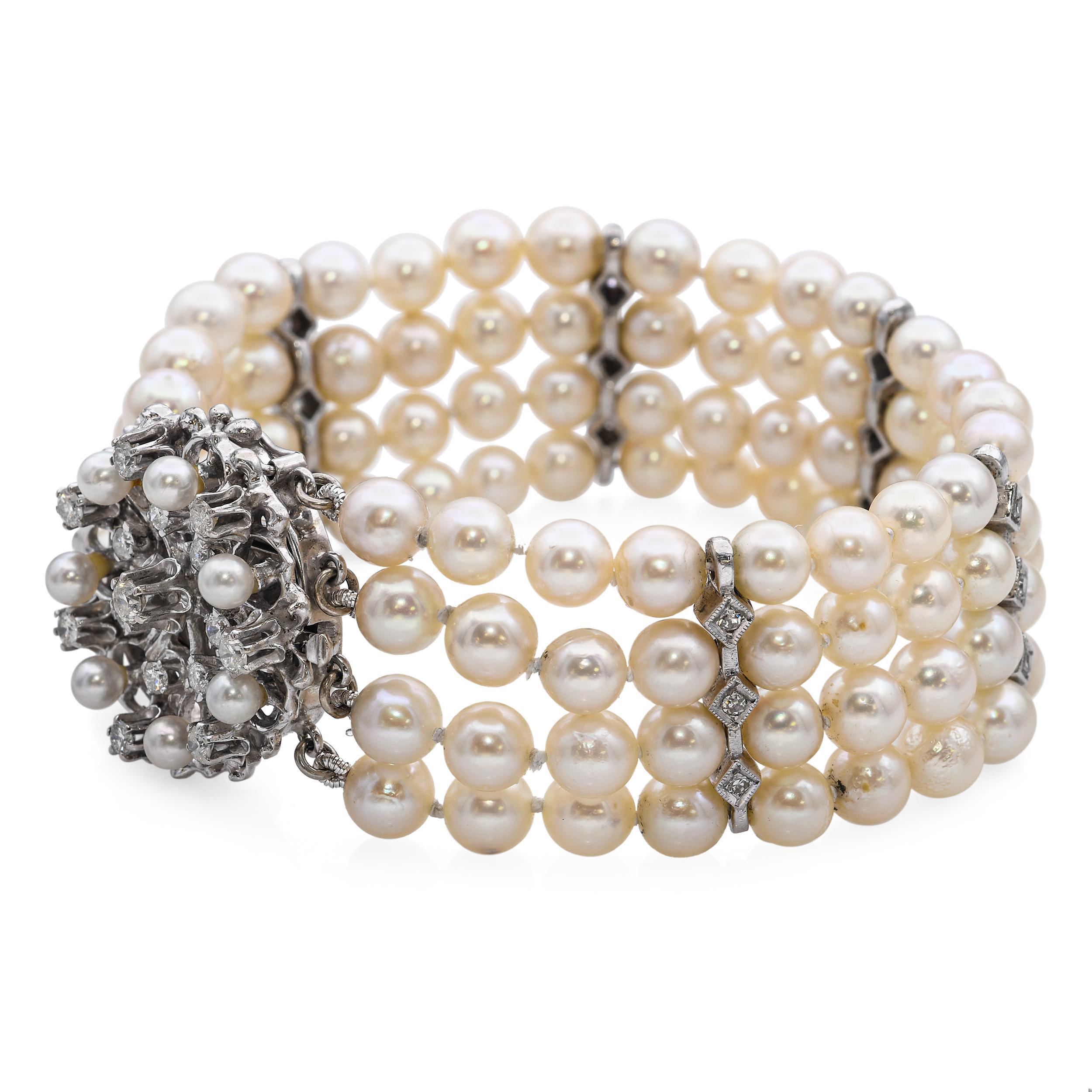 Ce bracelet vintage présente une élégante composition de perles lumineuses en plusieurs rangs, gracieusement reliées par un fermoir en or blanc 14k orné de diamants étincelants. Le fermoir rehaussé de diamants sert à la fois de fermeture sûre et de