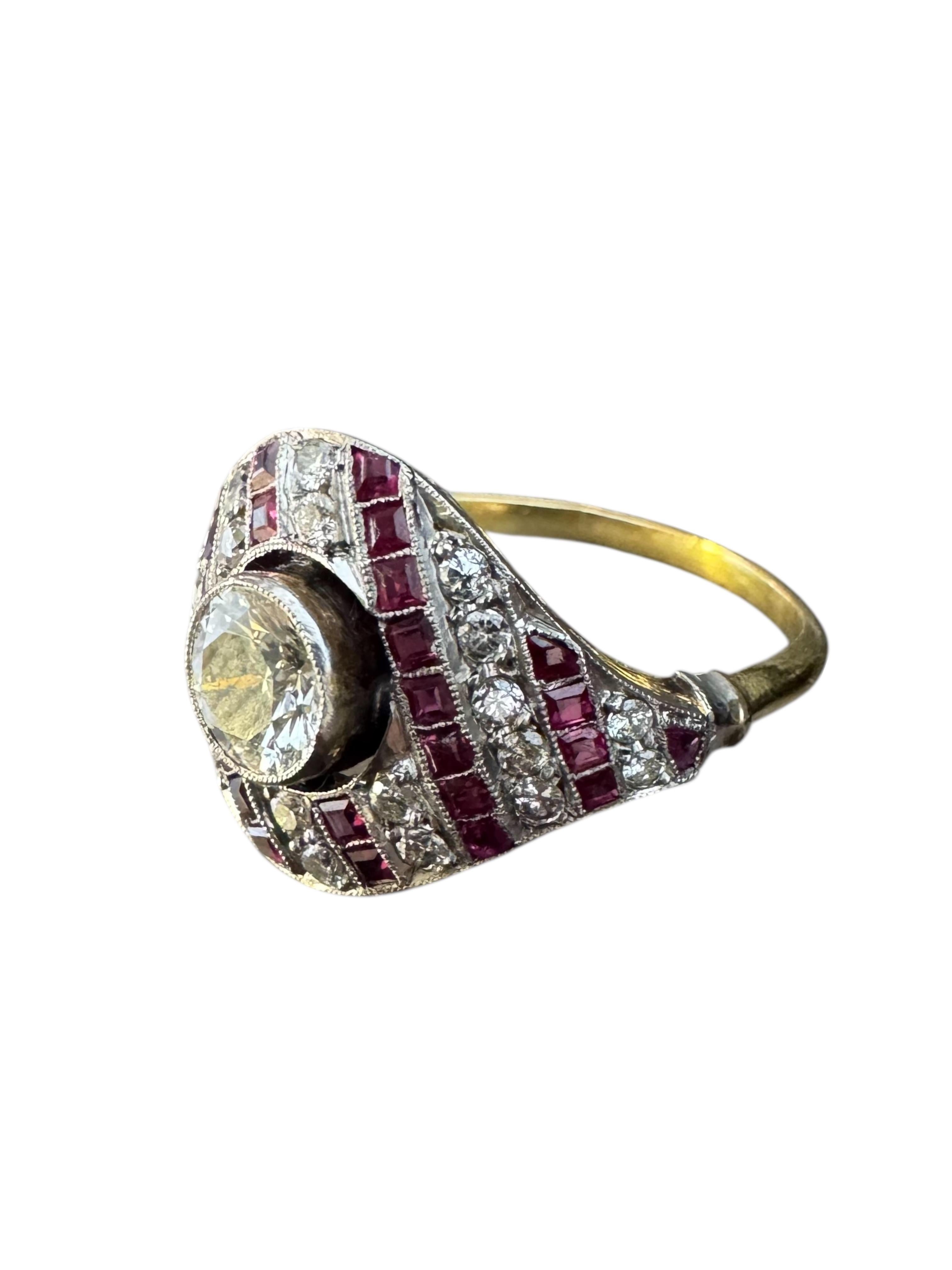 Anello in oro giallo con diamanti e rubini In condizioni ottime in vendita a Great Neck Plaza, NY